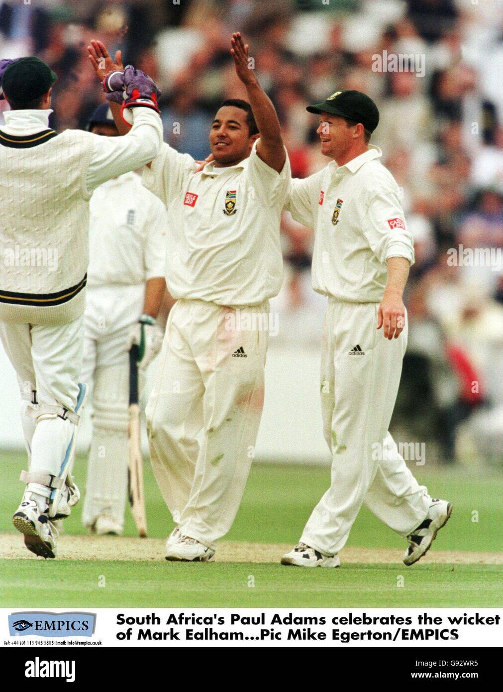 Cricket - erster Cornhill Test - England - Südafrika - Edgbaston - zweiter Tag. Der Südafrikaner Paul Adams (Mitte) feiert die Aufnahme des englischen Mark Ealham Stockfoto