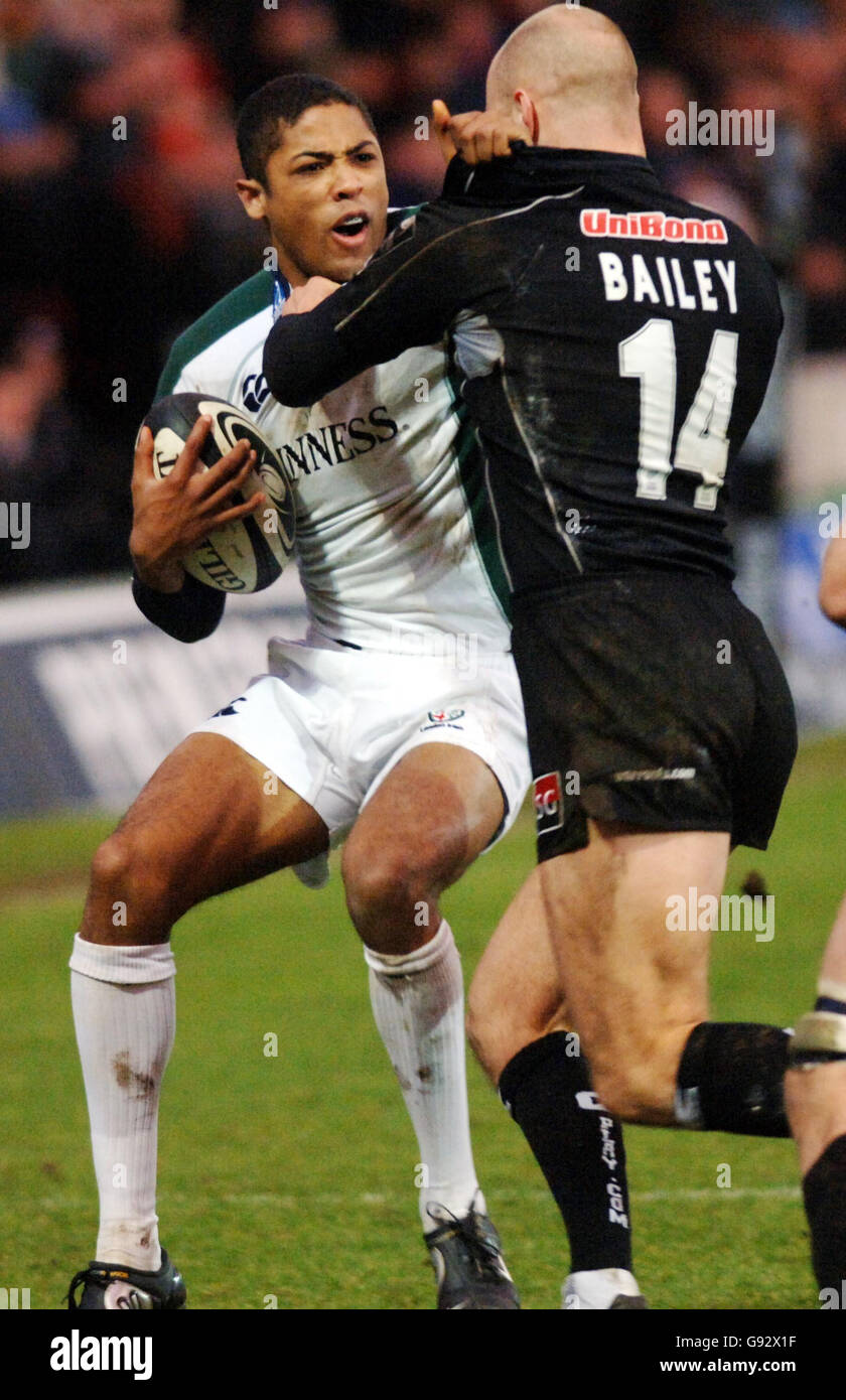 Delon Armitage aus London hält Saracens Paul Baily während des Guinness Premiership-Spiels in der Vicarage Road, London, am Dienstag, den 27. Dezember 2005, ab. DRÜCKEN SIE VERBANDSFOTO. Der Bildnachweis sollte lauten: Sean Dempsey/PA. Stockfoto