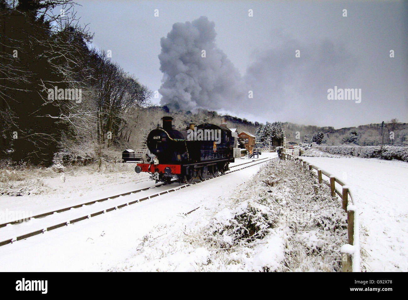 Die North Yorkshire Moors Railway konnte sich trotz starker Schneefälle trotz ihrer beliebten Dampfzüge zwischen Pickering und Goathland trotz der Reiseunterbrechungen in vielen östlichen Teilen des Vereinigten Königreichs immer noch an ihren Fahrplan halten. Stockfoto