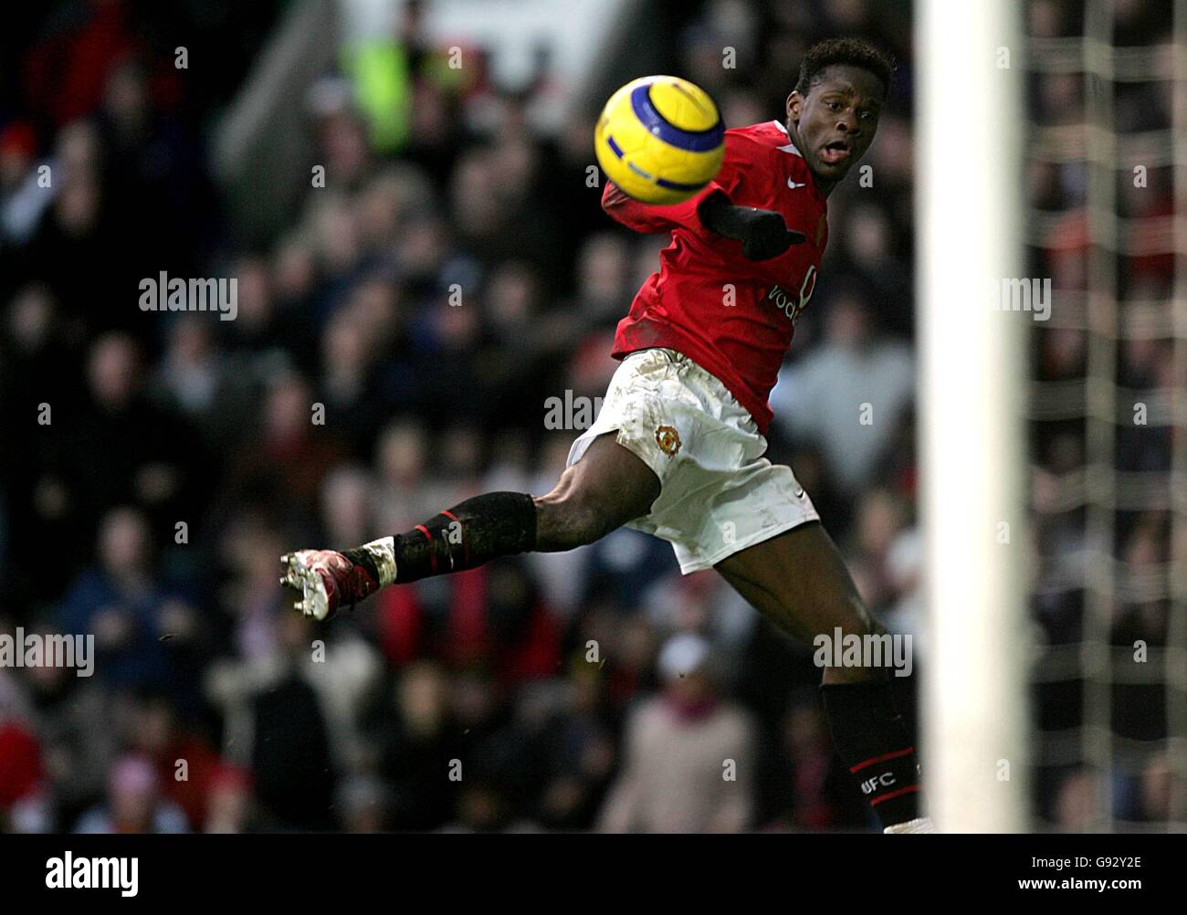 Fußball - FA Barclays Premiership - Manchester United / Bolton Wanderers - Old Trafford. Louis Saha von Manchester United punktet Stockfoto