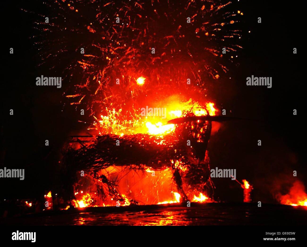 S Hogmanay Feiern, ein 22 Fuß hoher Weidenbulle Kataloniens wurde auf dem Calton Hill verbrannt. Stockfoto