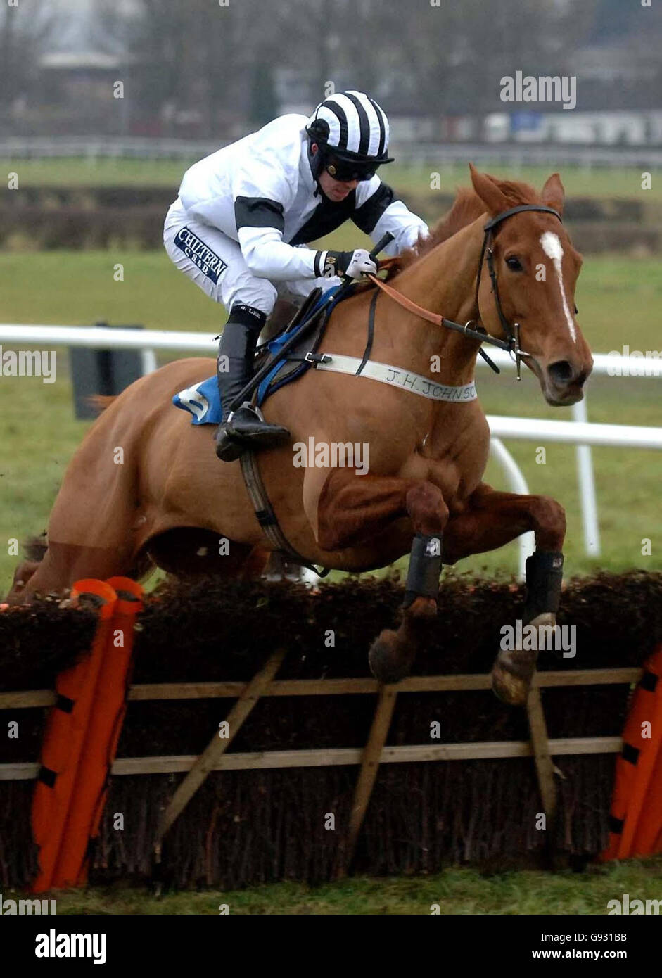 Jockey Graham Lee bringt Sabreflight über die letzte Hürde auf seinem Weg zum Sieg in der Hürde für Anfänger Partridge Mares auf der Wetherby Rennbahn, Donnerstag, 5. Januar 2006. DRÜCKEN SIE VERBANDSFOTO. Das Foto sollte lauten: John Giles/PA. Stockfoto