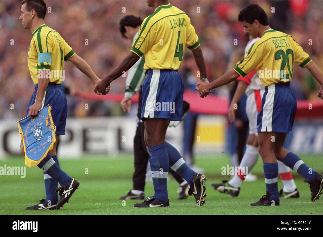 Fußball - Weltmeisterschaft Frankreich 98 - Gruppe A - Brasilien gegen Marokko. Das brasilianische Team geht Hand in Hand Stockfoto