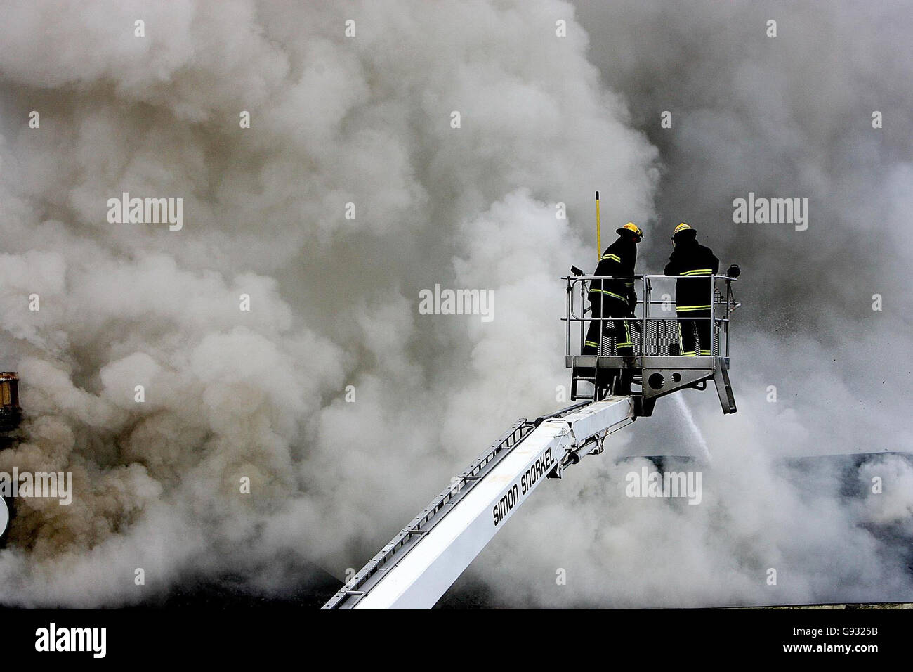 Feuer in Dublin. Feuerwehrleute bekämpfen ein riesiges Feuer in einem ehemaligen Teppich- und Möbellager in der Cork Street in Dublin. Stockfoto