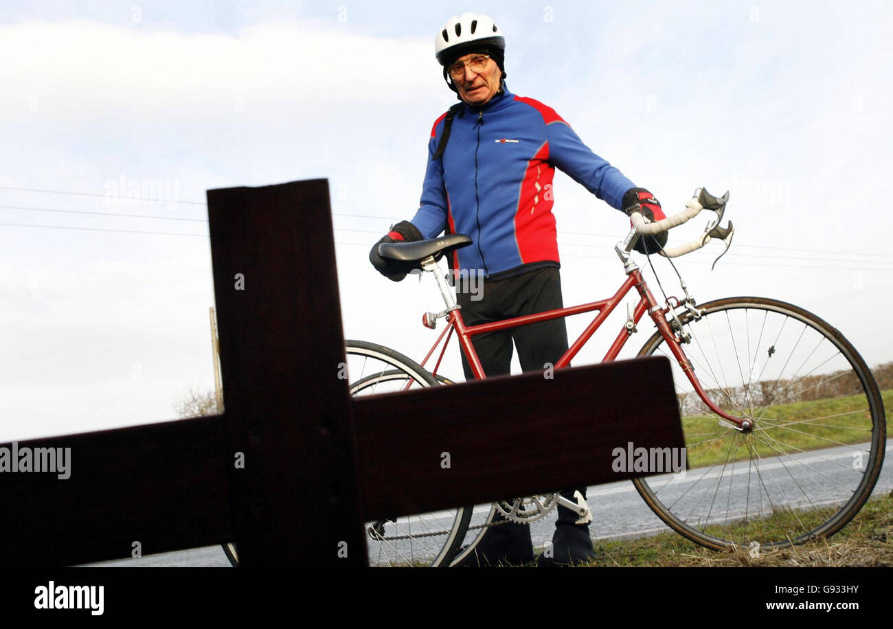 John Arthur, 70, hält am Montag, 9. Januar 2006, an der Stelle in der Nähe von Abergele in Nordwales, wo vier Radfahrer gestern Morgen starben. Die Radfahrer starben, als ein Auto in eine Gruppe von 12 Fahrern aus dem Rhyl Cycling Club bei einem Unfall pflügte, der vermutlich durch schwarzes Eis verursacht wurde. Siehe PA Geschichte UNFALL Radfahrer. DRÜCKEN Sie VERBANDSFOTO. Bildnachweis sollte lauten: Phil Noble/PA. Stockfoto