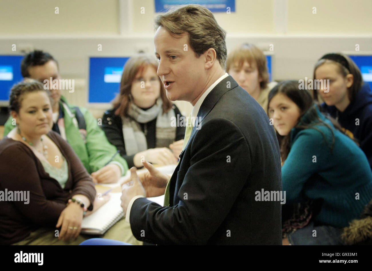 Der konservative Parteivorsitzende David Cameron spricht während einer Politikstunde an der Chalvedon School in Essex, Montag, den 9. Januar 2006. Herr Cameron forderte heute die Einführung des Setting in allen Schulen. Er sagte auch, dass staatliche Schulen dürfen nur einen von 10 Schülern wählen, während Streaming-Klassen nach Fähigkeiten können die Standards zu treiben. Siehe PA Geschichte POLITIK Tories. DRÜCKEN Sie VERBANDSFOTO. Bildnachweis sollte lauten: Stefan Rousseau/PA. Stockfoto