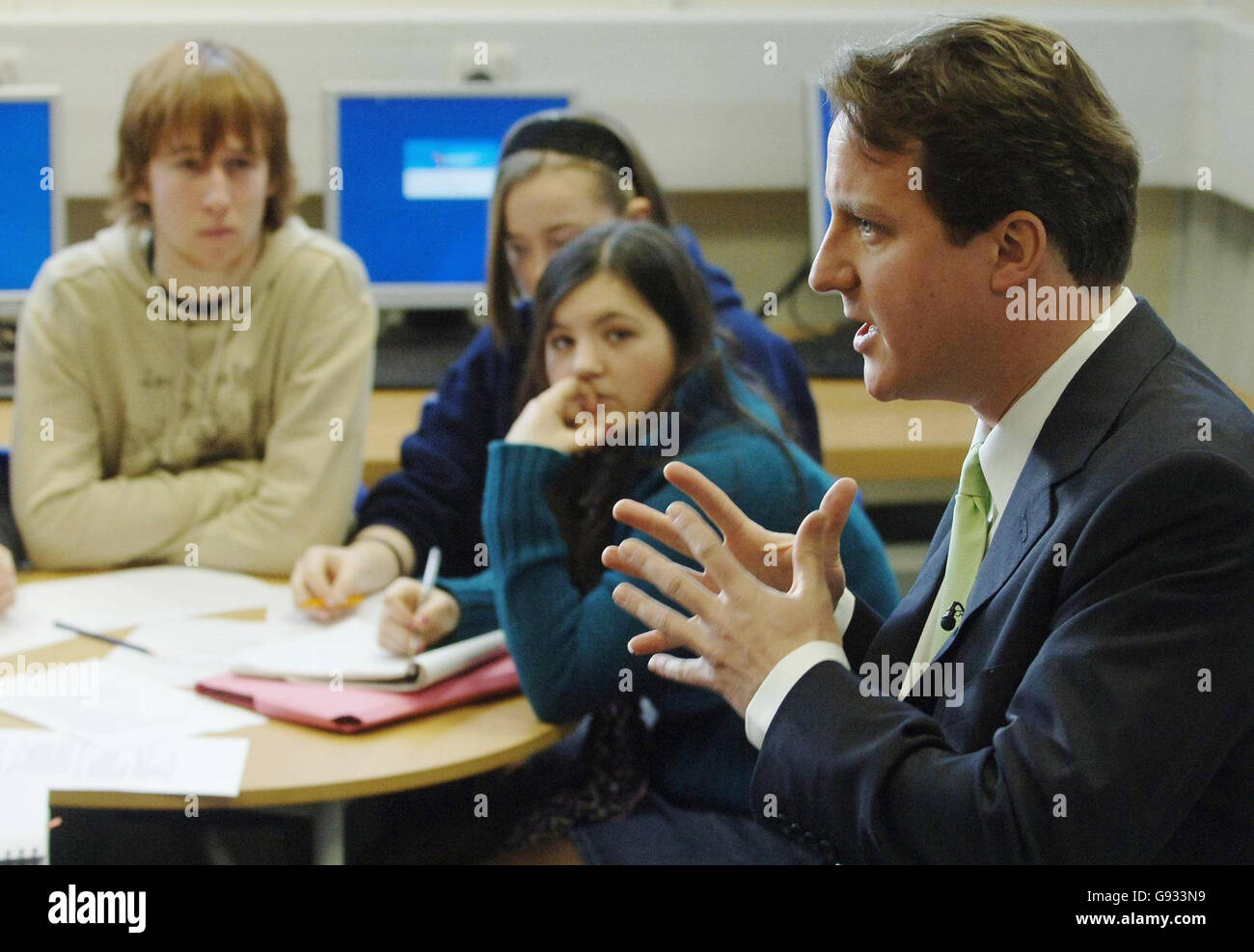 Der konservative Parteivorsitzende David Cameron spricht während einer Politikstunde an der Chalvedon School in Essex, Montag, den 9. Januar 2006. Herr Cameron forderte heute die Einführung des Setting in allen Schulen. Er sagte auch, dass staatliche Schulen dürfen nur einen von 10 Schülern wählen, während Streaming-Klassen nach Fähigkeiten können die Standards zu treiben. Siehe PA Geschichte POLITIK Tories. DRÜCKEN Sie VERBANDSFOTO. Bildnachweis sollte lauten: Stefan Rousseau/PA. Stockfoto