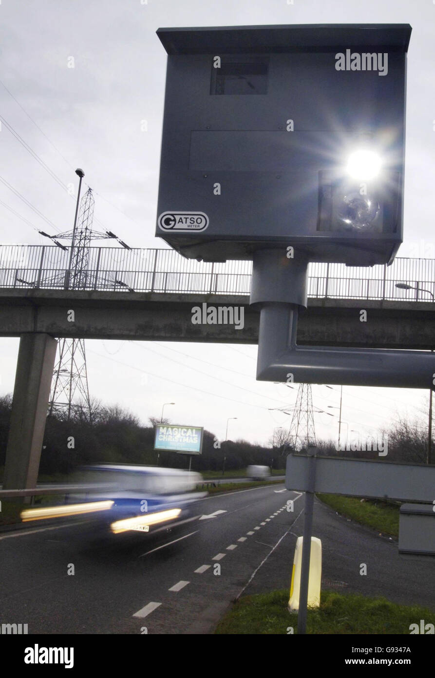 Ein Auto fährt am Freitag, dem 12. Januar 2006, an einer Radarkamera vorbei, da die überfahrenden Autofahrer, die an einem Freitagnachmittag von der Arbeit nach Hause eilen, gewarnt wurden, dass es die gefährlichste Zeit ist, auf Schottlands Straßen zu fahren. Zahlen, die von der Scottish Safety Camera Partnership hervorgehoben wurden, deuteten darauf hin, dass die Unfälle am Freitagnachmittag um fast ein Fünftel zugenommen haben. Sie haben eine Kampagne gegen das, was sie als "Fatal Friday-Syndrom" bezeichnen, gestartet. Siehe PA Story SCHOTTLAND Speeding. DRÜCKEN SIE VERBANDSFOTO. BILDNACHWEIS SOLLTE LAUTEN: Danny Lawson /PA Stockfoto