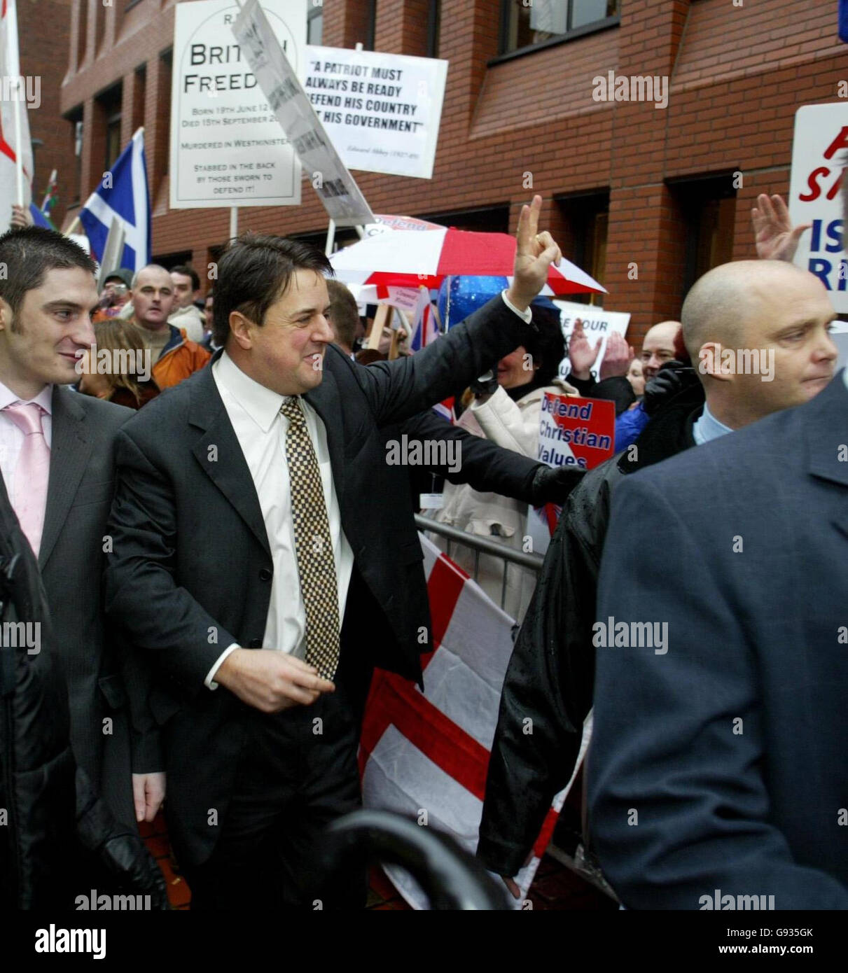 Nick Griffin (Mitte), Vorsitzender der britischen National Party, kommt am Montag, den 16. Januar 2006, am Leeds Crown Court an, wo er heute wegen Rassenhass-Anschuldigungen, die sich aus einer vertuschenden Dokumentation über die Partei ergeben, vor Gericht gehen soll. Herr Griffin wurde nach einer polizeilichen Untersuchung angeklagt, die aus der Sendung des BBC Secret Agent-Programms mit einer Reihe von BNP-Aktivisten hervorging. Siehe PA Story COURTS BNP. DRÜCKEN SIE VERBANDSFOTO. Bildnachweis sollte lauten: Gareth Copley/PA. Stockfoto