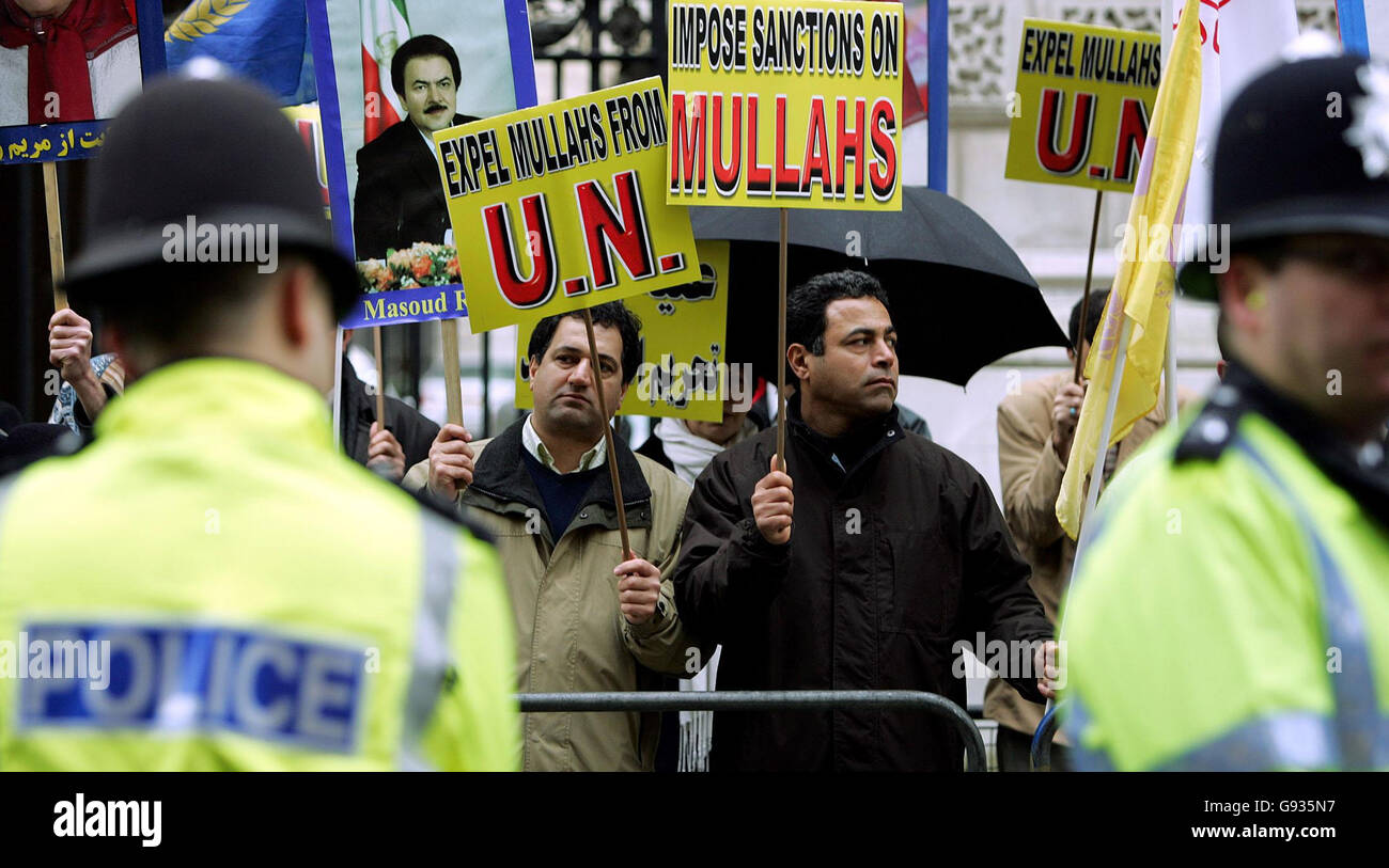 Anhänger des Nationalen Widerstandsrates des Iran (NCRI) protestieren vor dem Außen- und Commonwealth-Büro gegen das iranische Regime, Montag, 16. Januar 2006 Siehe PA Story POLITIK Iran Protest. DRÜCKEN Sie VERBANDSFOTO. Foto sollte lauten: Cathal McNaughton/PA Stockfoto