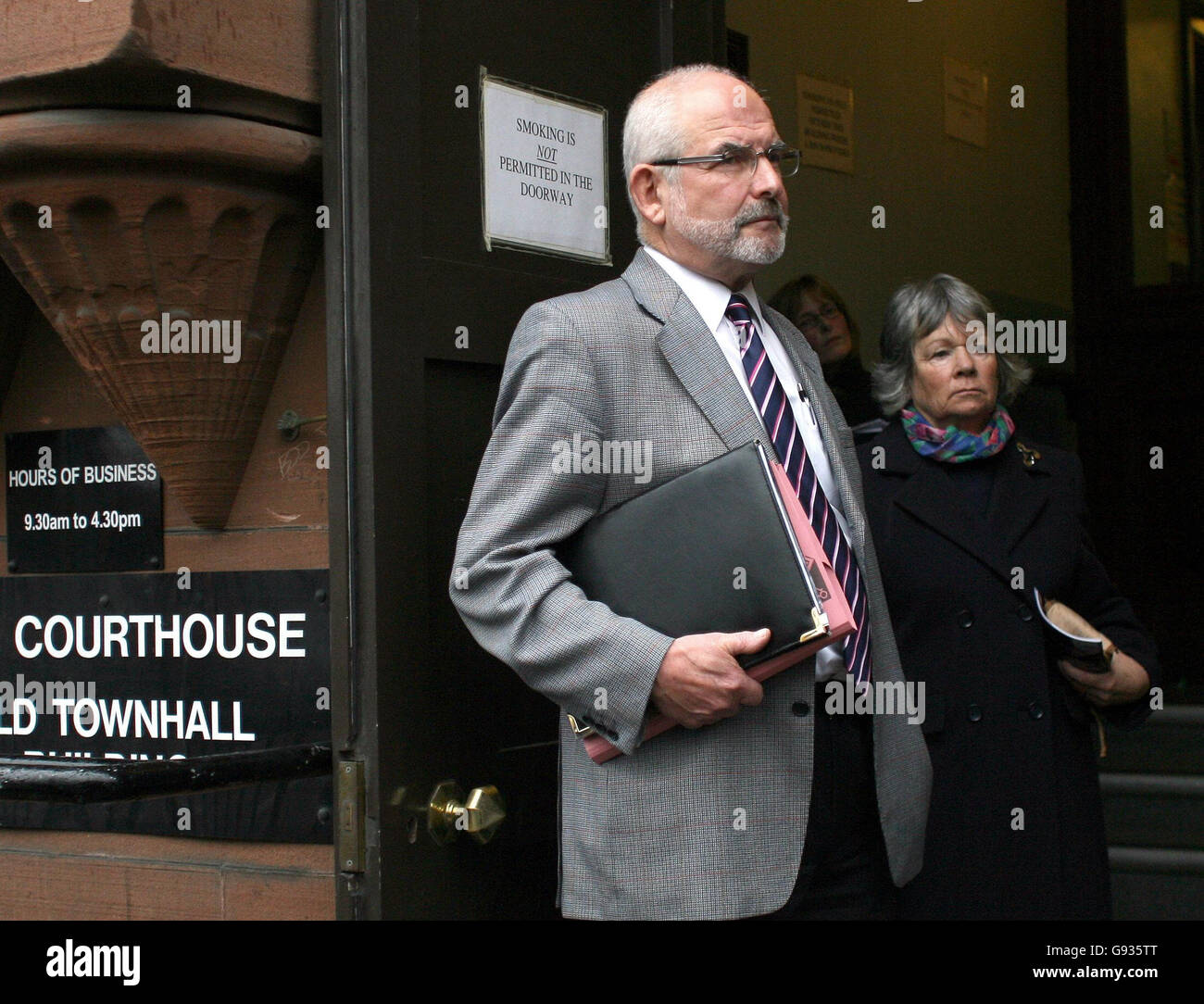 Iain Wallace, Vater von Andrew Wallace, auf der Suche nach dem Tod seines Sohnes, in Belfast, Montag, 16. Januar 2006, Wer getötet wurde, als er von einem Konkurrenten getroffen wurde, nachdem er die Kontrolle über seine 1000ccm Suzuki bei seinem Debüt-Auftritt beim Ulster Grand Prix 2004 verloren hatte, hörte eine Inquest. Er wurde dann von einem Yamaha-Fahrrad von Mark Parrett gefahren, die eine Kopfverletzung als Folge der Kollision erlitten getroffen. Siehe PA Story ULSTER Inquest. DRÜCKEN Sie VERBANDSFOTO. Bildnachweis sollte lauten: Paul Faith / PA Stockfoto