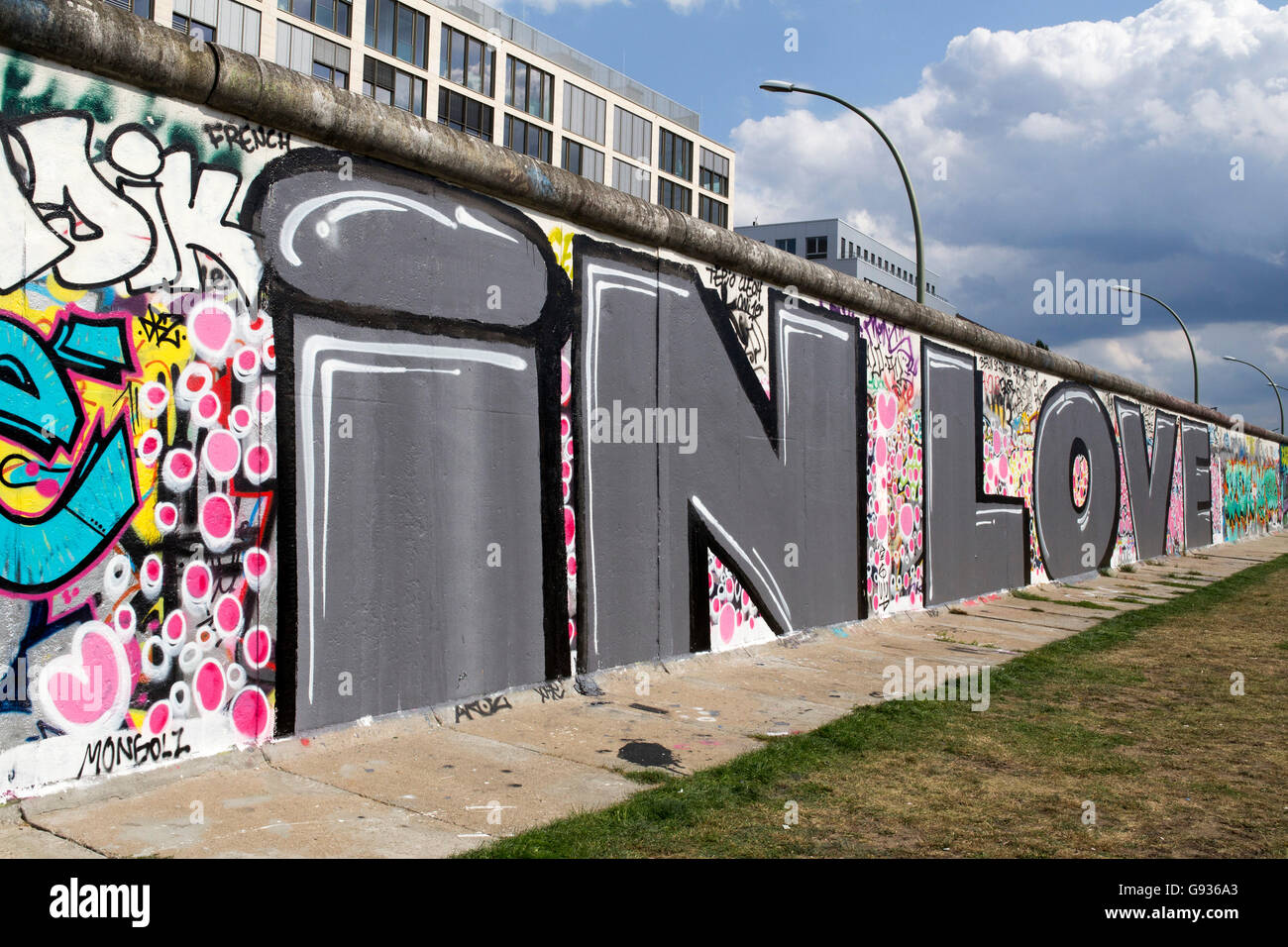 Berliner Mauer mit Graffiti der Liebe "Berliner Mauer" Stockfoto