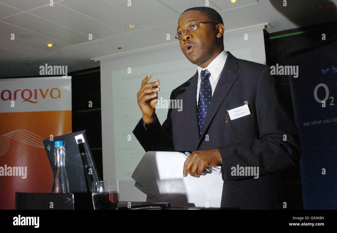 Dr. Hyacinth Nwana, Managing Director von Mobile Media Solutions bei Arqiva, spricht mit den Medien während eines Oxford-Pressetages für mobile Fernsehgeräte am Dienstag, den 17. Januar 2006, bei One Aldwych im Zentrum von London. Die Zwischenergebnisse der Studie „Oxford Mobile TV“, bei der Muti-Kanal-Fernsehübertragungen auf Mobiltelefone übertragen wurden, haben ein hohes Verbraucherinteresse an einem kommerziellen Mobilfunkdienst in Großbritannien in einer Partnerschaft zwischen Arqiva und O2 ergeben. Sehen Sie sich die PA-Geschichte CONSUMER Mobile an. DRÜCKEN SIE VERBANDSFOTO. Der Bildnachweis sollte lauten: Johnny Green/PA Stockfoto