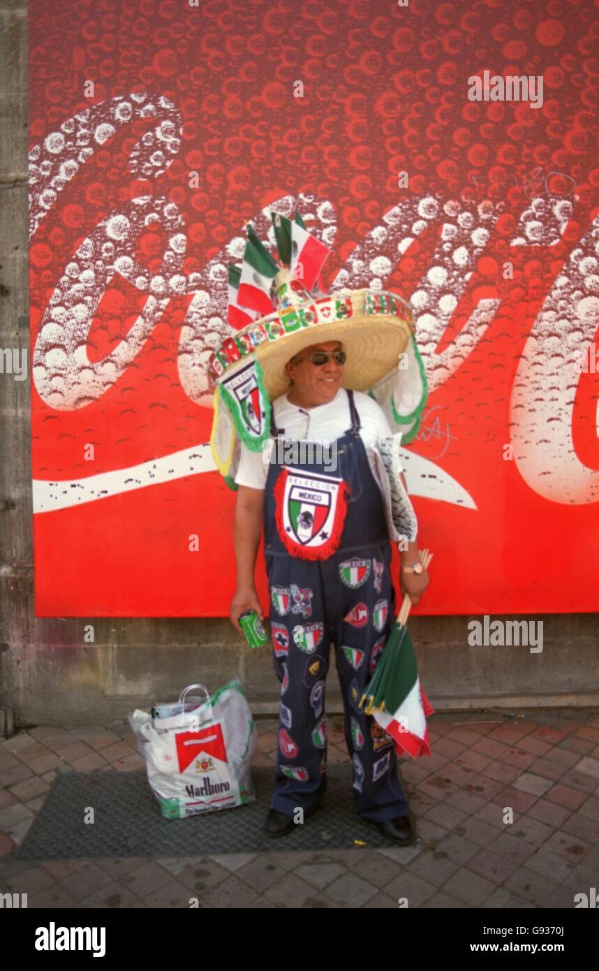 Fußball - Weltmeisterschaft Frankreich 98 - Gruppe E - Belgien gegen Mexiko. Ein Mexiko-Fan, der vor einer Coca-Cola-Werbung steht Stockfoto
