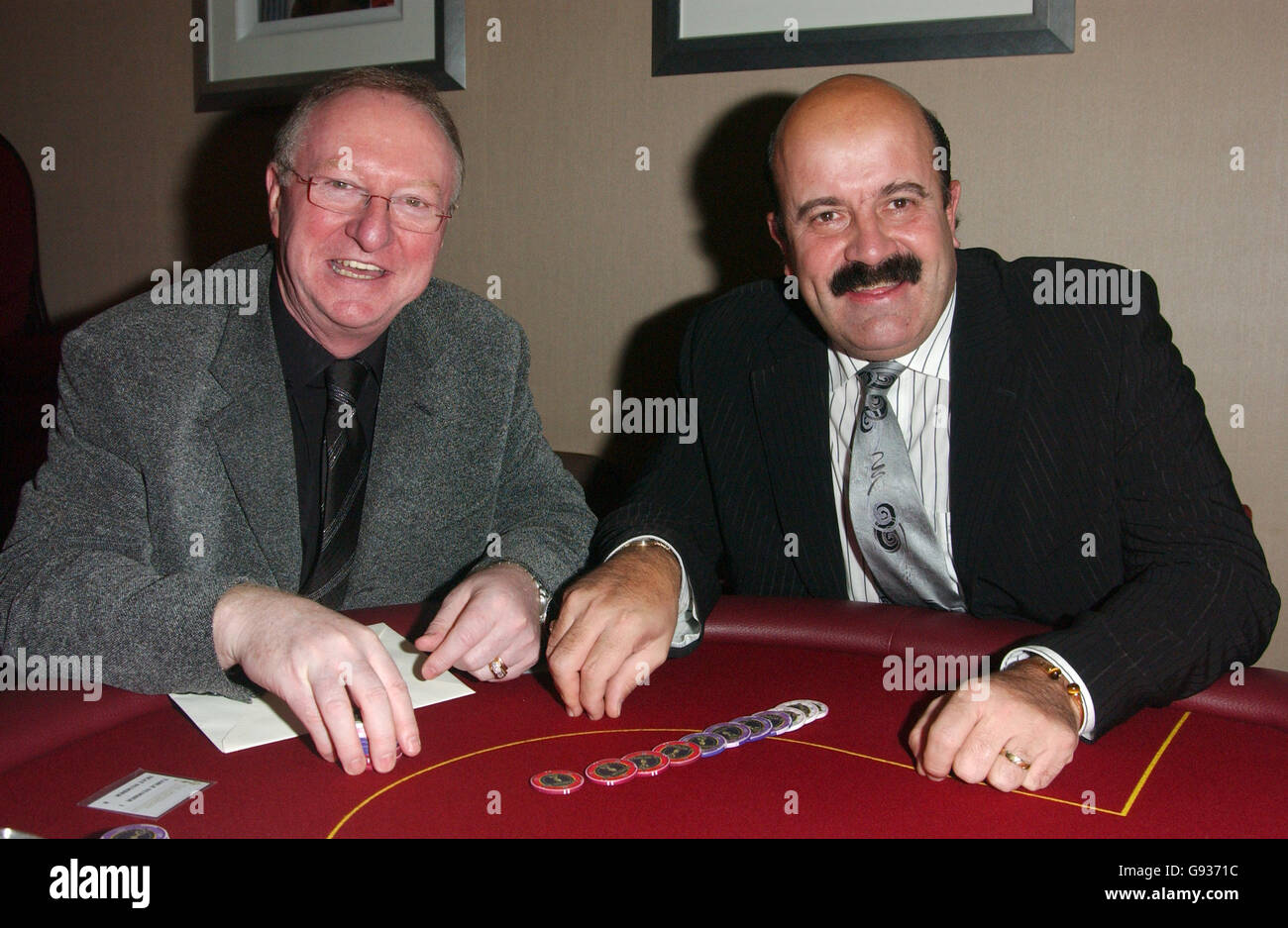 Dennis Taylor (links) und Willie Thorn während des Vinnie Jones Celebrity Poker Tournaments, unterstützt von der SPARKS Charity (Sport Aiding Medical Research for Kids), am Mittwoch, den 18. Januar 2006 im Sportsman Casino im Zentrum von London. Vinnie ist zurück in Großbritannien, nachdem er die Dreharbeiten für seine Rolle als „Juggernaut“ in X-Men 3 abgeschlossen hat. DRÜCKEN SIE VERBANDSFOTO. Bildnachweis sollte lauten: Anthony Harvey/PA Stockfoto