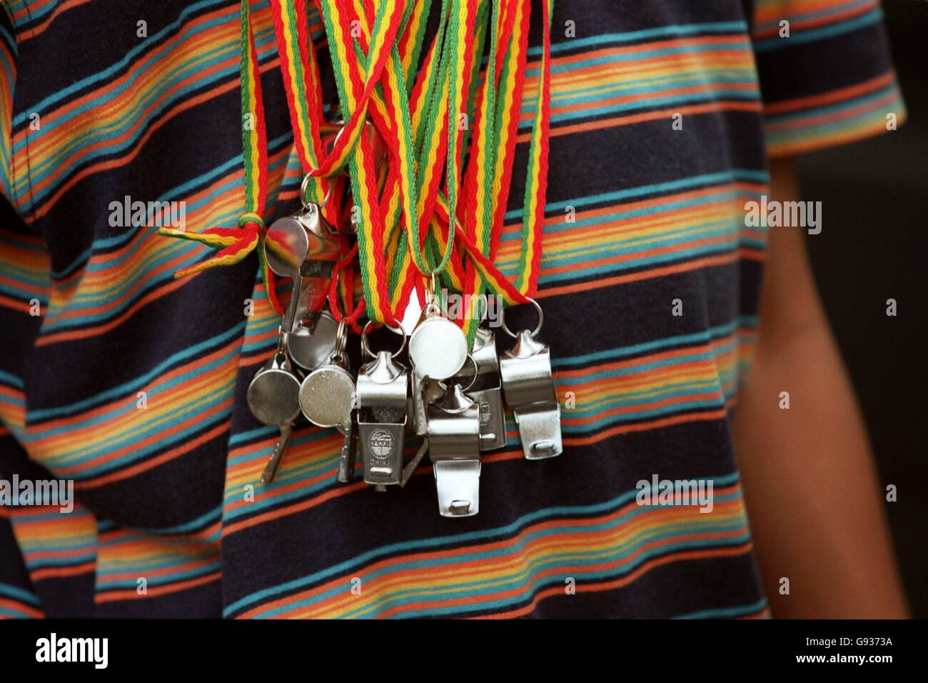 Fußball - Weltmeisterschaft Frankreich 98 - Gruppe H - Argentinien gegen Jamaika. Ein paar Pfeifen hängen um den Hals eines Jamaika-Fans Stockfoto