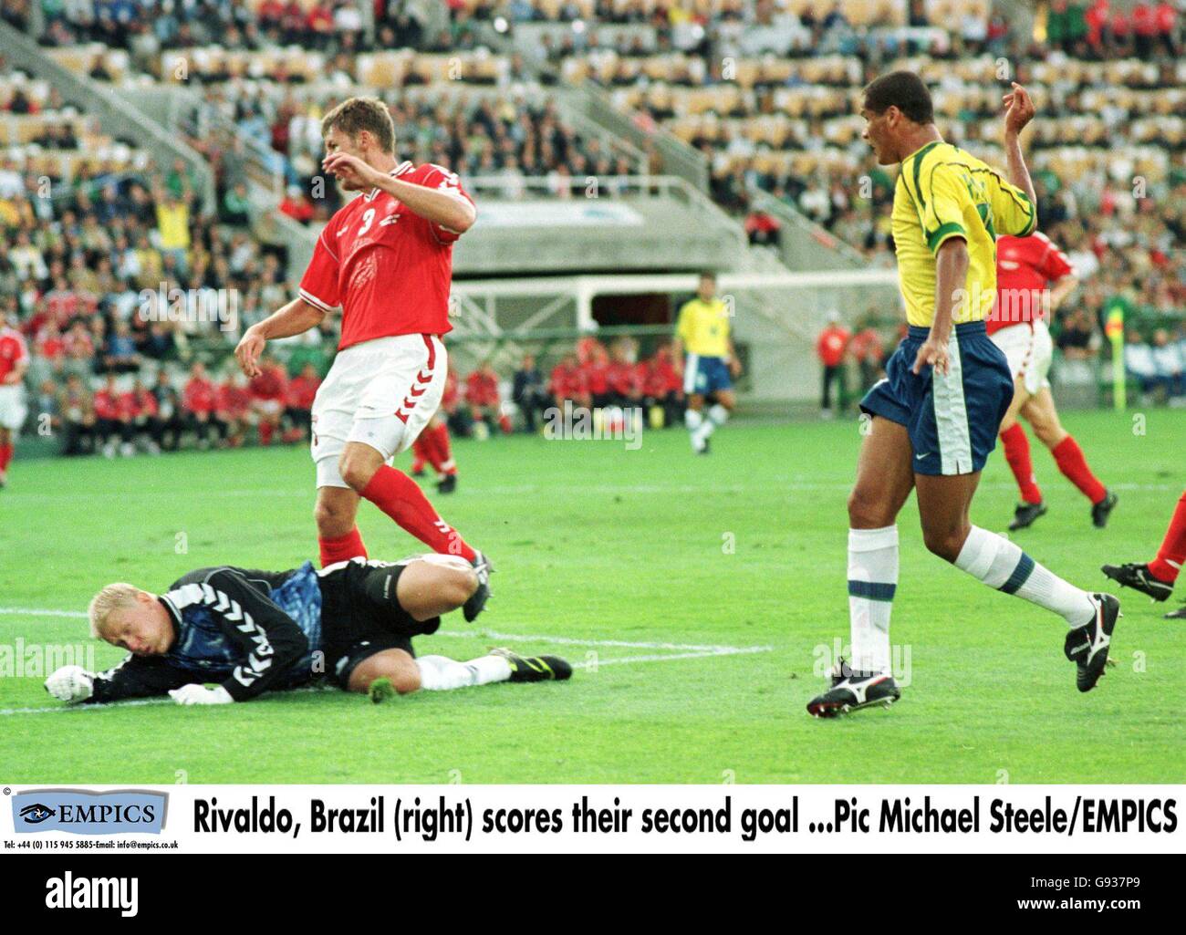 Fußball - Weltmeisterschaft Frankreich 98 - Viertelfinale - Brasilien gegen Dänemark. Der dänische Torhüter Peter Schmeichel (links) kann nicht verhindern, dass Rivaldo aus Brasilien (rechts) das zweite Tor Brasiliens erzielt Stockfoto