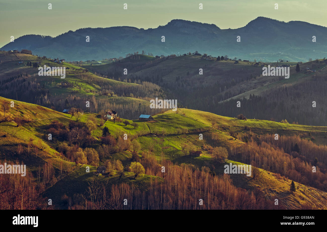 Malerische Landschaft mit Sonnenlicht am frühen Morgen über den Rucar-Bran-Pass in der Grafschaft Brasov, Rumänien. Stockfoto