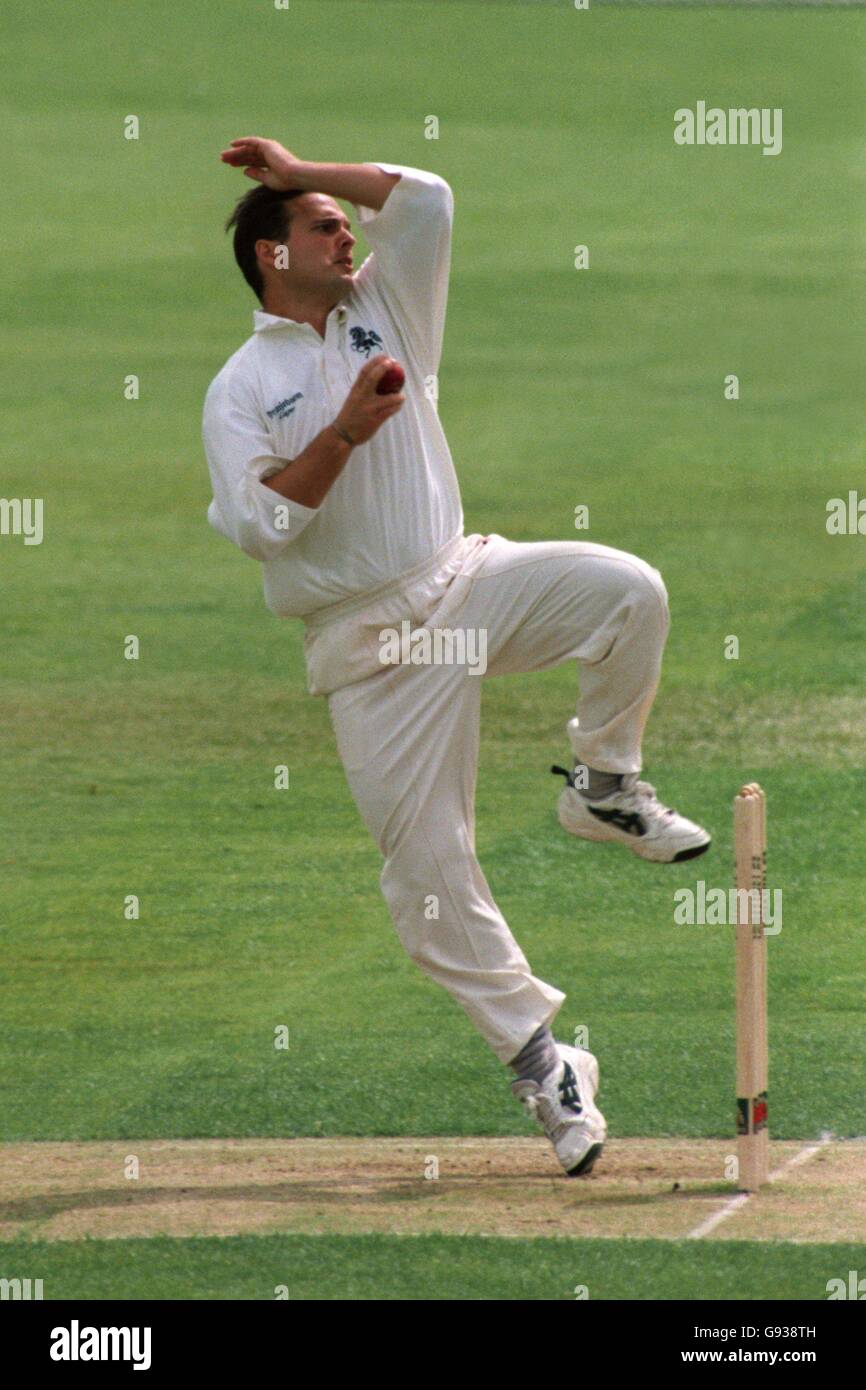 Cricket - NatWest Trophy - zweite Runde - Warwickshire / Kent. Kents Mark Ealham kommt in den Bowl Stockfoto