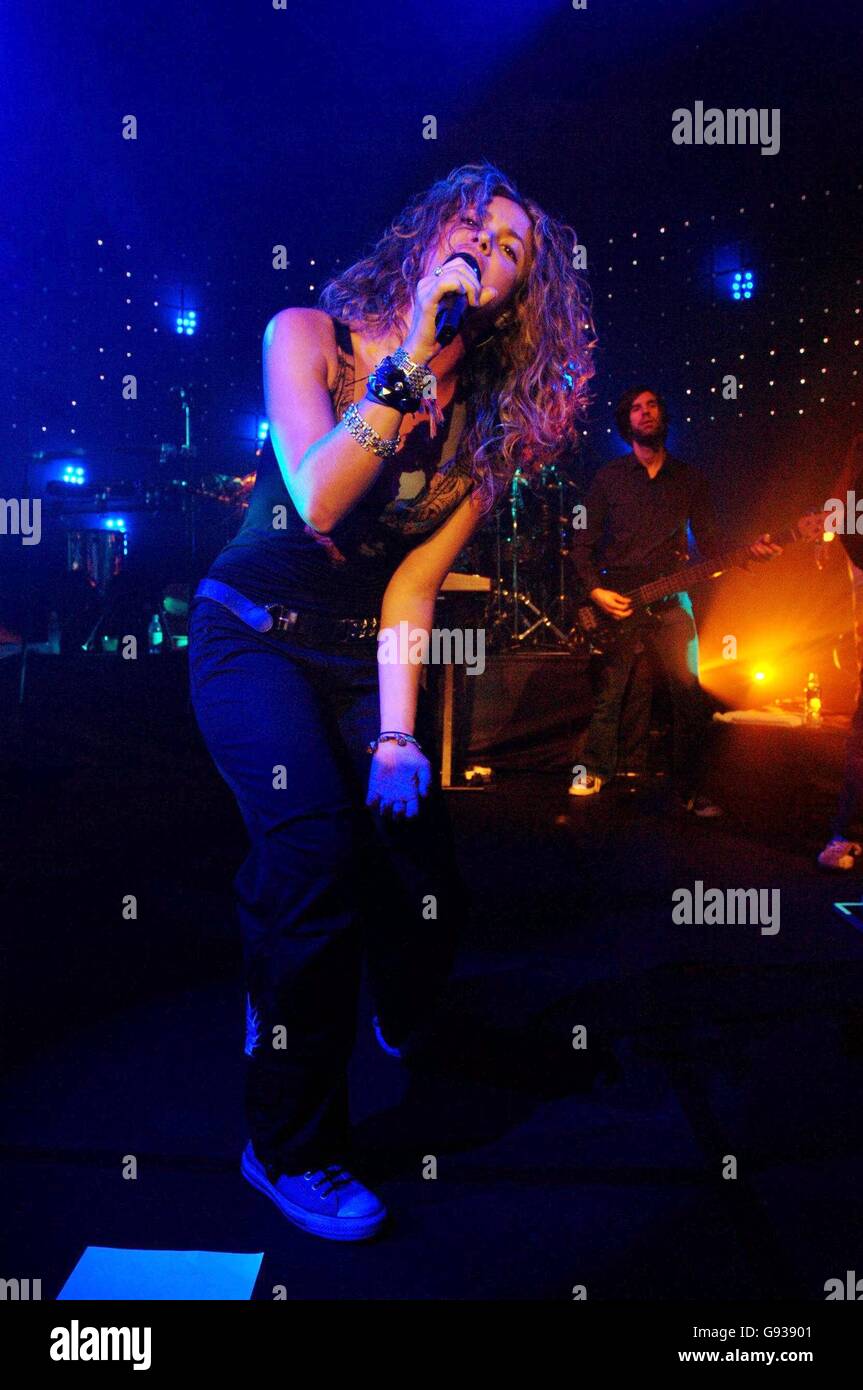 Shakira tritt am Dienstag, dem 17. Januar 2006, auf der Launch Party ihres Albums ('Oral Fixation Vol.2') in der Porchester Hall, West London, auf. DRÜCKEN SIE VERBANDSFOTO. Photo Credit sollte lauten: Steve Parsons/PA. Stockfoto