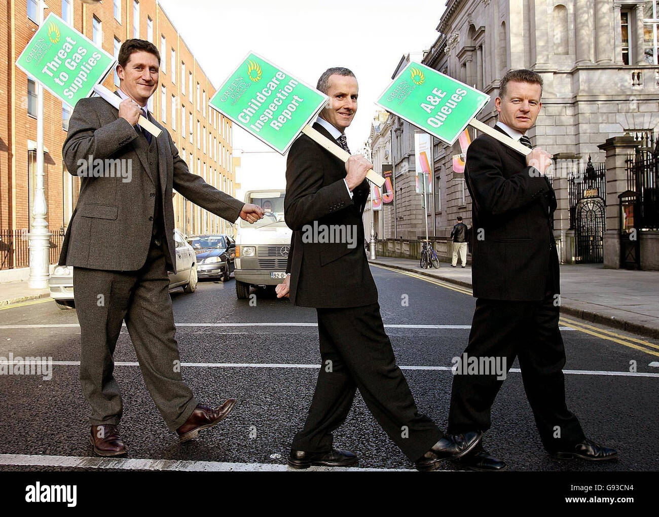 Grüne Partei TDS von links: Eamon Ryan, Ciaran Cuffe und Trevor Sargent protestieren vor dem Dail in Dublin, Mittwoch, 25. Januar 2006, über die Wiederaufnahme nach der Weihnachtspause. Die Partei protestierte gegen den "Business as usual"-Ansatz. DRÜCKEN Sie VERBANDSFOTO. Bildnachweis sollte lauten: Julien Behal/PA Stockfoto