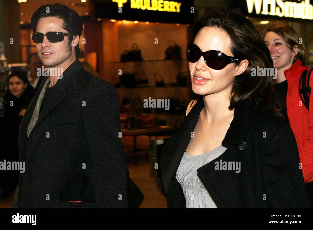 Brad Pitt und Angelina Jolie am Flughafen Heathrow, wo sie das Vereinigte Königreich mit einem Flug nach Zürich verlassen sollen. Stockfoto