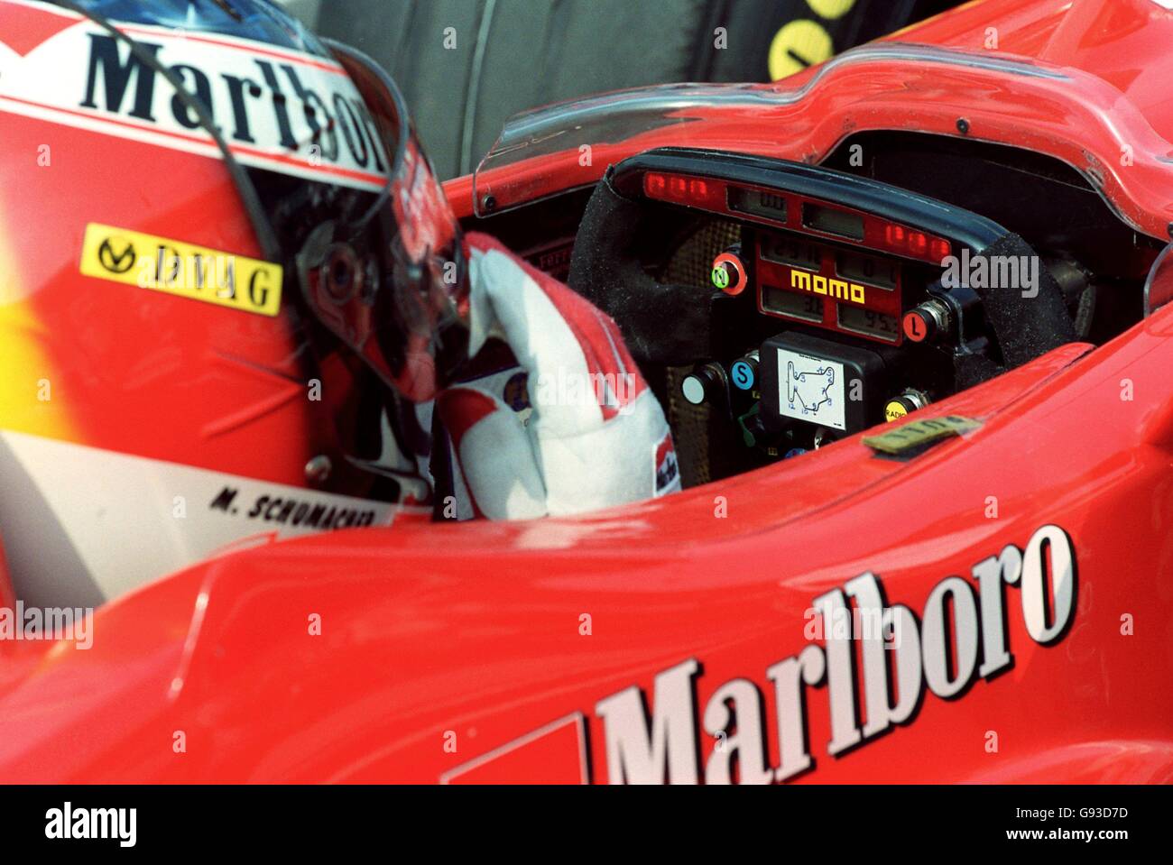 Michael Schumacher bereitet sich mit einer Karte von auf den Rennsport vor Die ungarische Rennstrecke Stockfoto