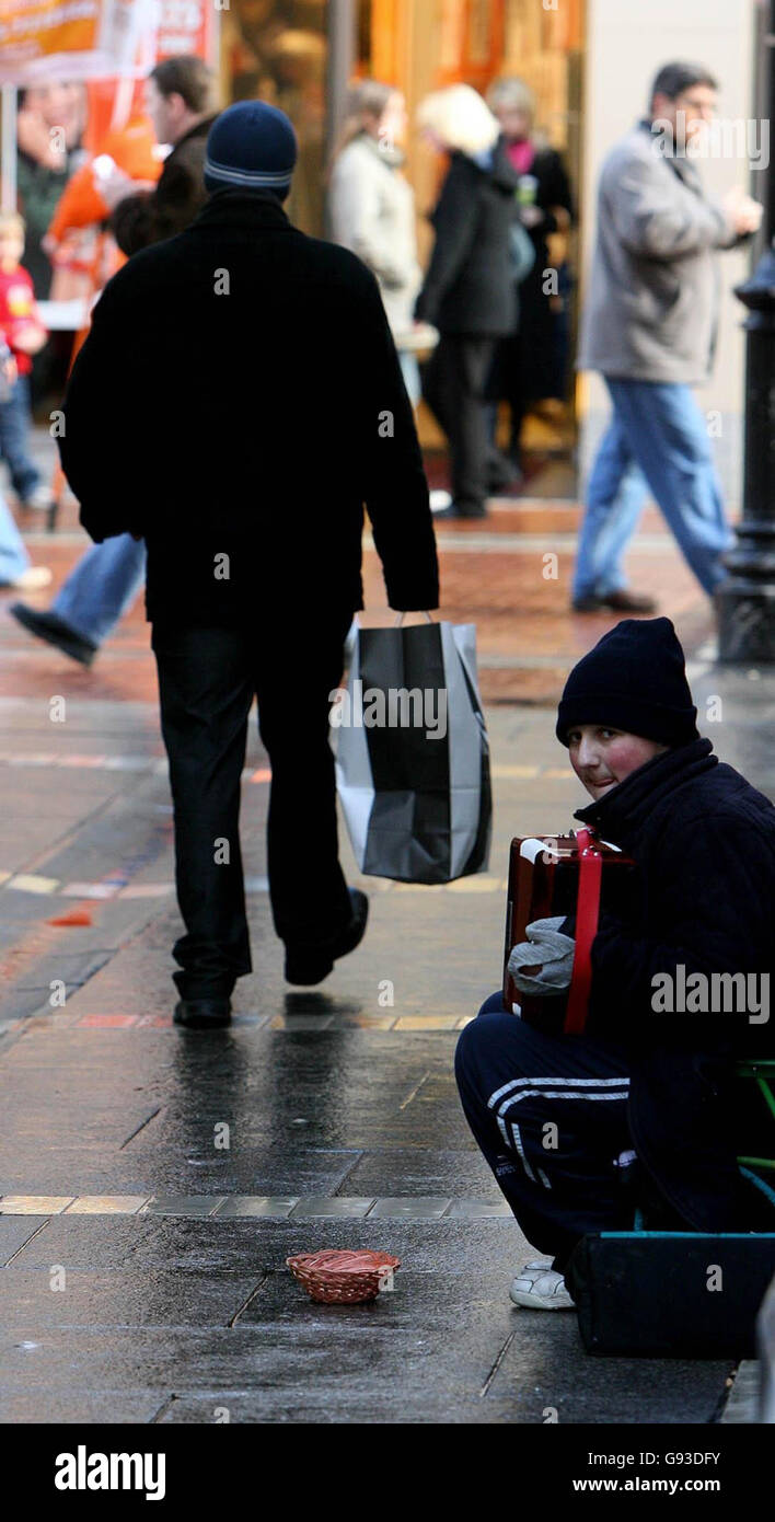 Ein kleiner Junge bettelt in der Nähe von Dublins Haupteinkaufsstraße, der Grafton Street, am Sonntag, den 29 2006. Januar. Eine Kinderhilfsorganisation äußerte sich heute besorgt über die Anzahl der Eltern, die verfolgt werden, weil sie ihren Kindern erlaubt haben zu betteln. Siehe PA Geschichte SOCIAL Children Ireland. DRÜCKEN SIE VERBANDSFOTO. Der Bildnachweis sollte lauten: Niall Carson/PA Stockfoto