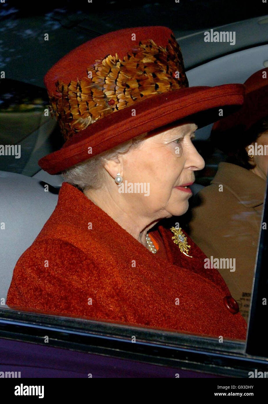 Die britische Königin Elizabeth II. Kommt am Sonntag, 29 2006. Januar, zum Sonntagsgottesdienst in der Mary St. Magdalene Church auf dem Sandringham Estate, Norfolk. DRÜCKEN Sie VERBANDSFOTO. Bildnachweis sollte lauten: Chris Radburn/PA Stockfoto