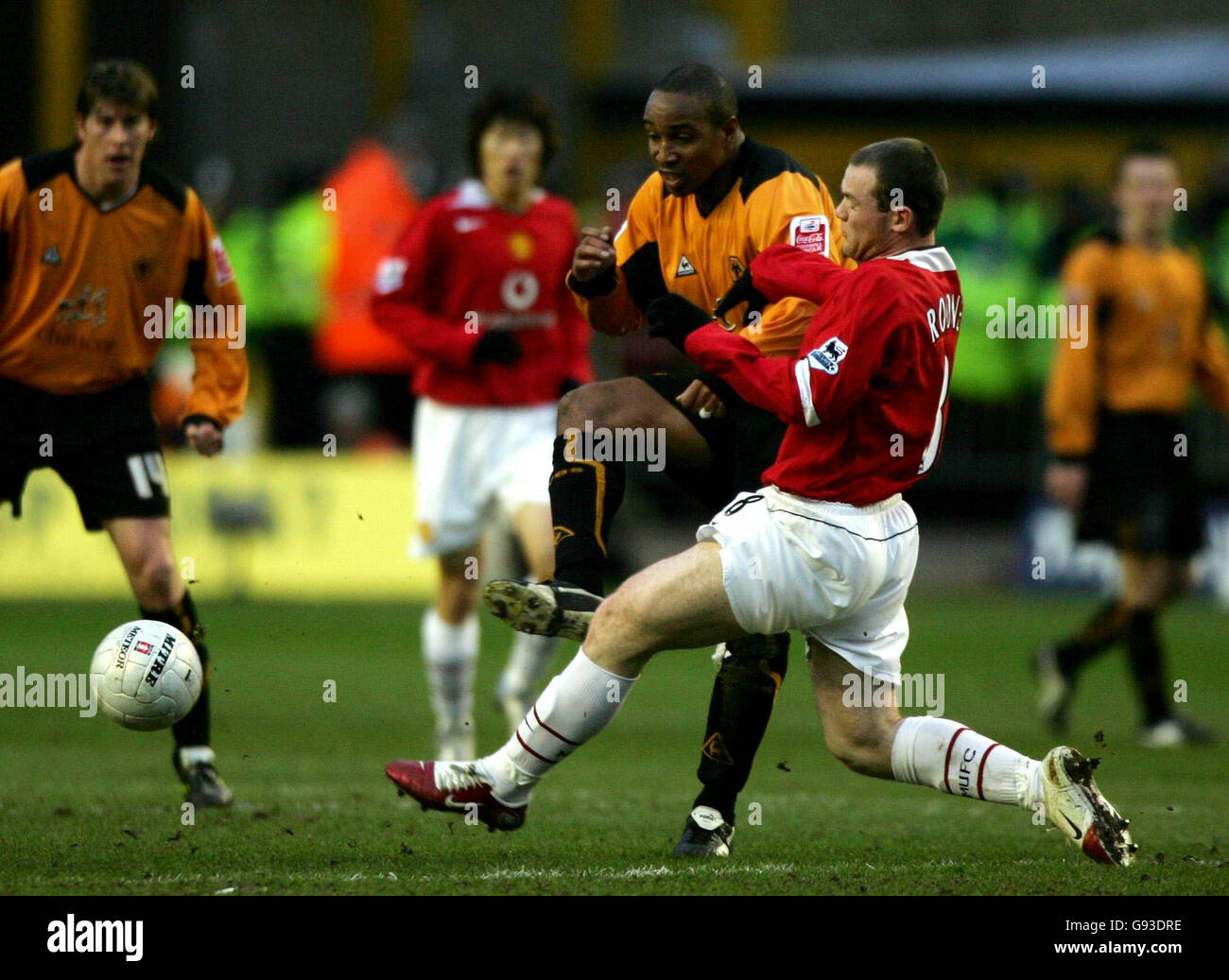 Paul Ince von Wolverhampton Wanderers wird vom Manchester United-Amerikaner Wayne Rooney beim vierten Spiel des FA Cup in Molineux, Wolverhampton, am Sonntag, den 29. Januar 2006, herausgefordert. DRÜCKEN SIE VERBANDSFOTO. Das Foto sollte lauten: Nick Potts/PA Stockfoto