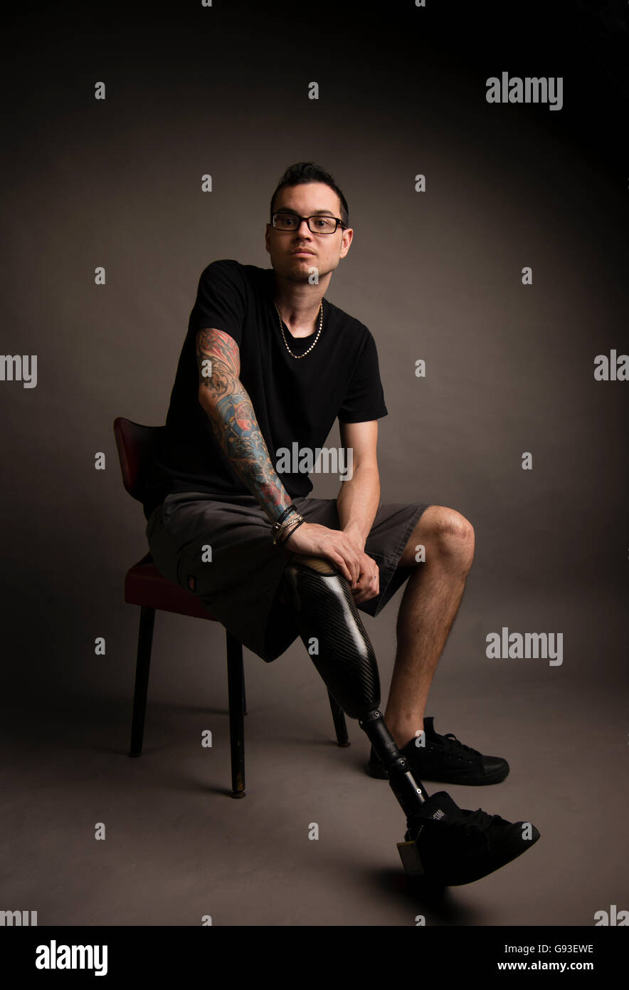 Jay, der sein rechte Bein unterhalb des Knies amputiert werden nach einem Autounfall mit seinem prothetischen Bein und Fuß gehabt hat. Studio-Portrait-Fotografie. UK Stockfoto