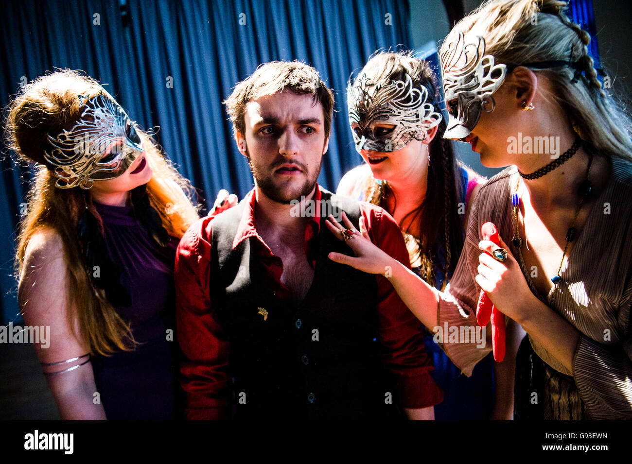 Drei Frauen Aberystwyth Universität Theater und Drama studies Studenten durchführen als die drei Hexen mit Schauspieler spielt die Hauptrolle in einer Inszenierung von Macbeth. Wales UK Stockfoto