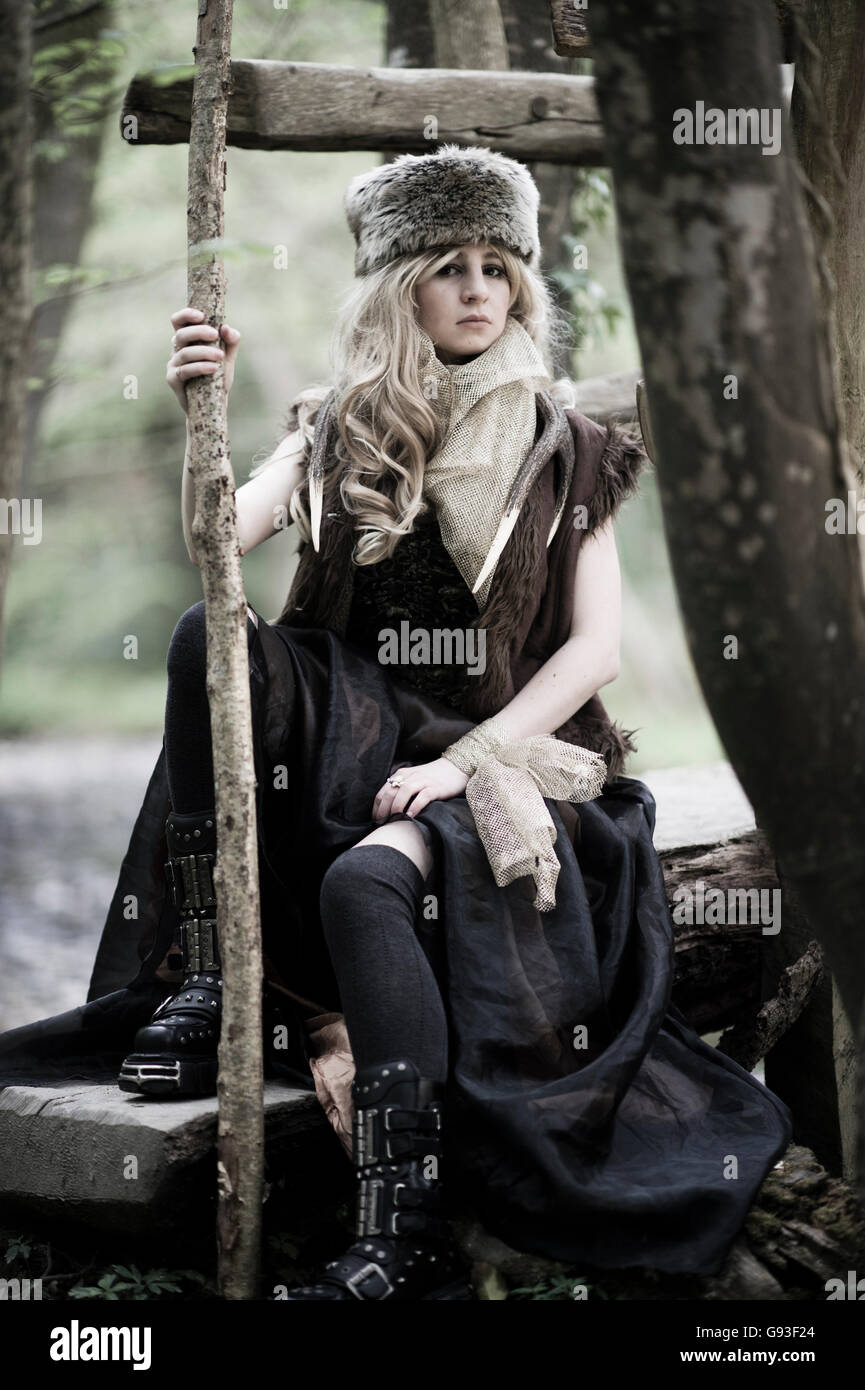 Eine junge Frau, die Modellierung für ein Fantasy-Makeover "Game of Thrones" Fotografie im freien Stil: Göttin / Priesterin / Jägerin in den Wald, UK Stockfoto