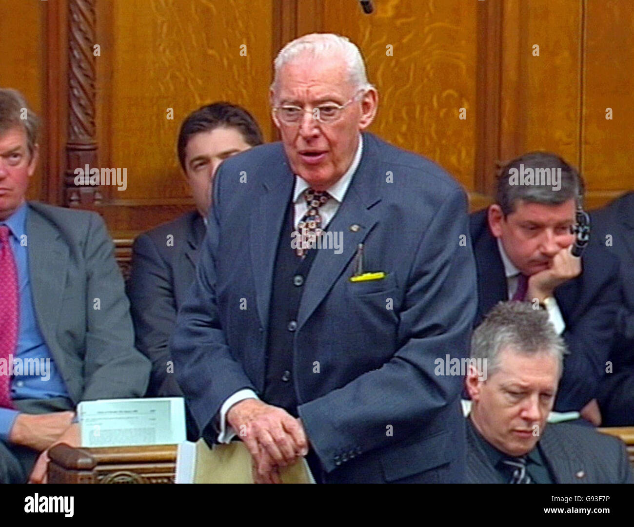 Reverand Ian Paisley, Vorsitzender der demokratischen Unionistischen Partei, spricht am Mittwoch, den 1. Februar 2006 im Unterhaus in London während der Fragen des Premierministers. Den demokratischen Gewerkschaftern wurde heute vorgeworfen, sie hätten versucht, die Machtverteilung aus dem Karfreitagsabkommen auszuhöhlen. Sinn Fein Vice President Pat Doherty machte dies geltend, nachdem die DUP Pläne für eine stufenweise Dezentralisierung veröffentlicht hatte. Siehe PA Story ULSTER DUP. DRÜCKEN Sie VERBANDSFOTO. Bildnachweis sollte lauten: PA. Stockfoto