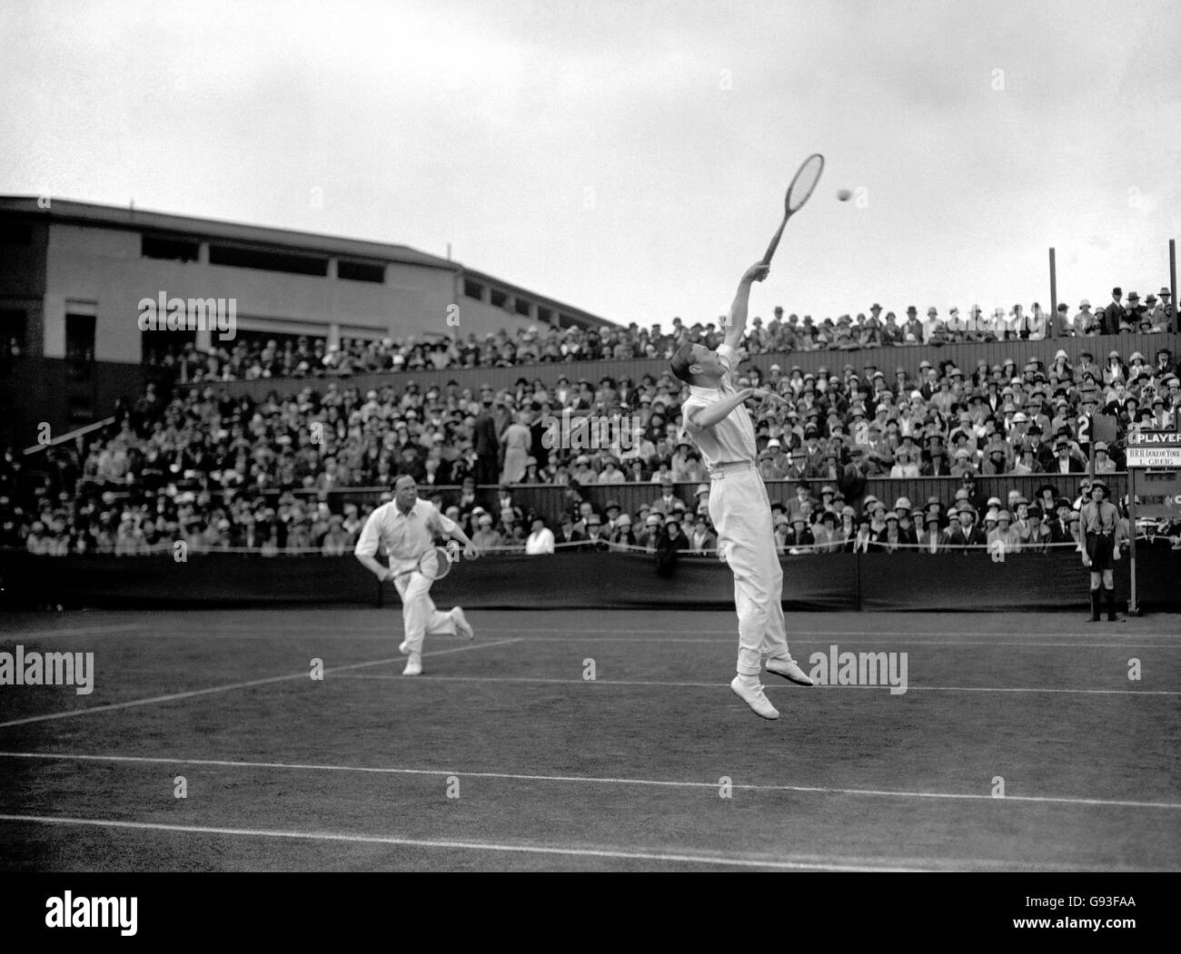 Der Duke of York (R) und Wing Commander Greig im Einsatz während der Wimbledon Championships. Stockfoto