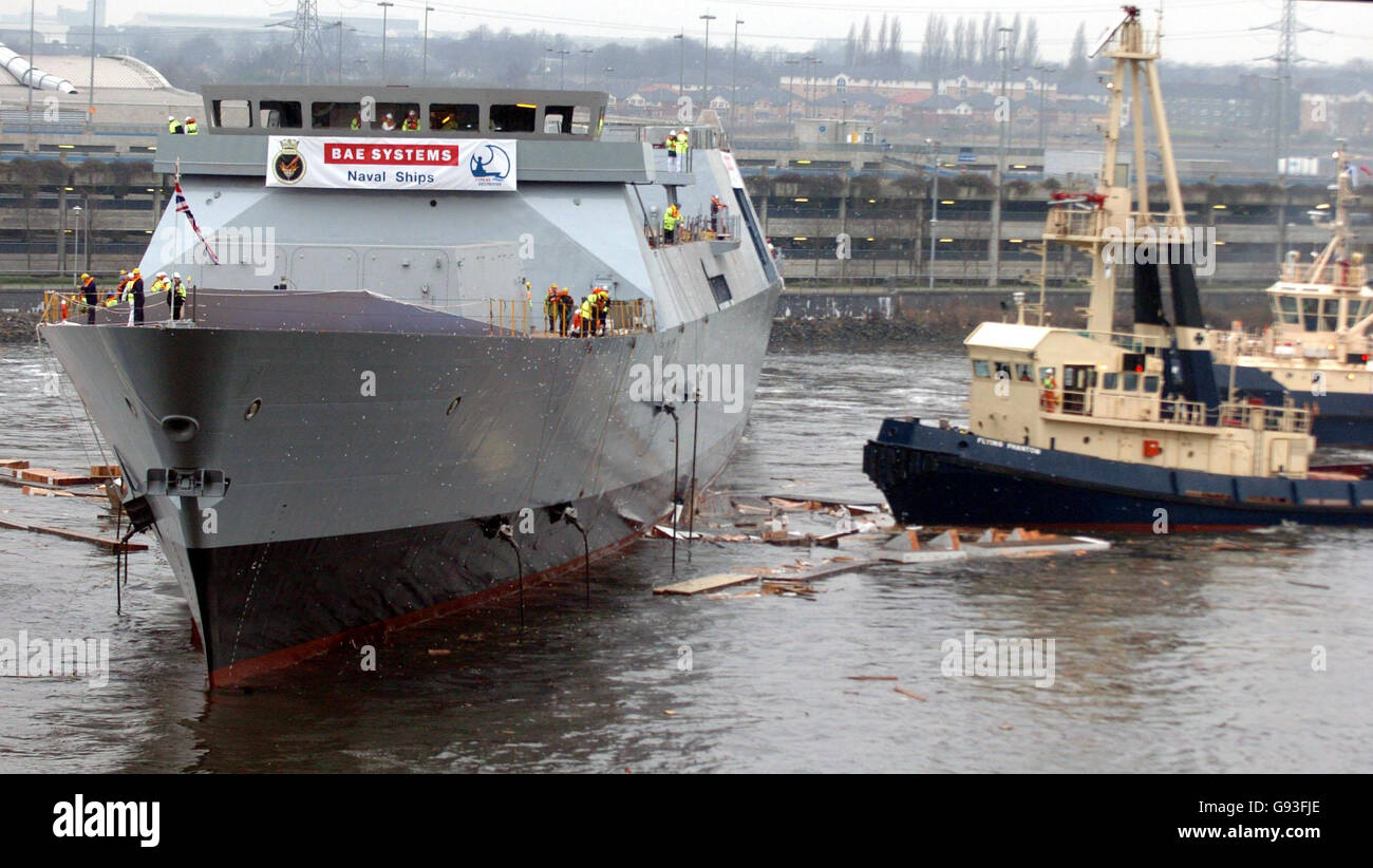 Eine Gruppe von 11,000 Personen beobachtet den Start von HMS Daring, dem mächtigsten Zerstörer, der jemals in Großbritannien in Scotstoun in Glasgow gebaut wurde, am Mittwoch, den 1. Februar 2006. Wagemutige wird das fortschrittlichste Kriegsschiff der Welt sein, wenn sie 2009 in Dienst tritt. Siehe PA Geschichte VERTEIDIGUNG Kriegsschiff. DRÜCKEN Sie VERBANDSFOTO. Bildnachweis sollte lauten: Danny Lawson /PA. Stockfoto