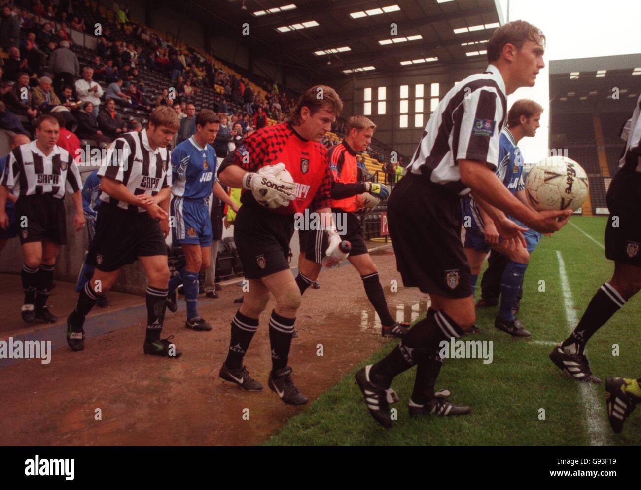 Fußball - Nationwide League Division Two - Notts County / Wigan Athletic. Andy Goram, Torhüter von Notts County, geht mit 2:55pm gegen Wigan Athletic aus Stockfoto
