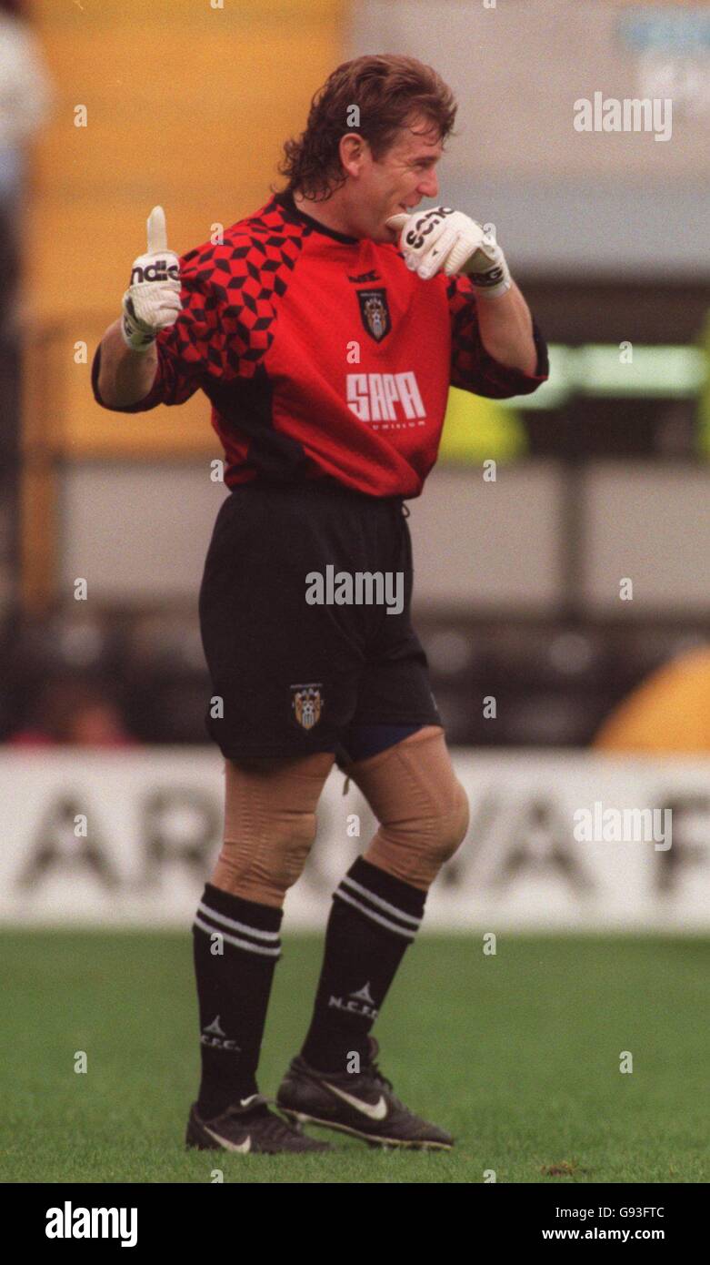 Notts County's auf Kredit Torwart Andy Goram gibt einen Daumen Bis während des Spiels gegen Wigan Athletic Stockfoto