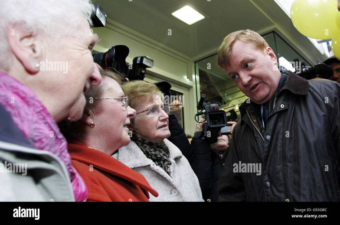 Der ehemalige Liberaldemokrat Charles Kennedy auf dem Wahlkampfweg mit dem lokalen Nachwahlkandidaten Willie Rennie (nicht abgebildet) in der Dunfermline High Street, Donnerstag, 2. Februar 2006, vor der Nachwahl nächste Woche. Kennedy war auf seinem ersten öffentlichen Ausflug seit dem Aufhören über sein Getränk Problem.Siehe PA Geschichte POLITIK Kennedy. DRÜCKEN Sie VERBANDSFOTO. Bildnachweis sollte lauten: Andrew Milligan/PA. Stockfoto