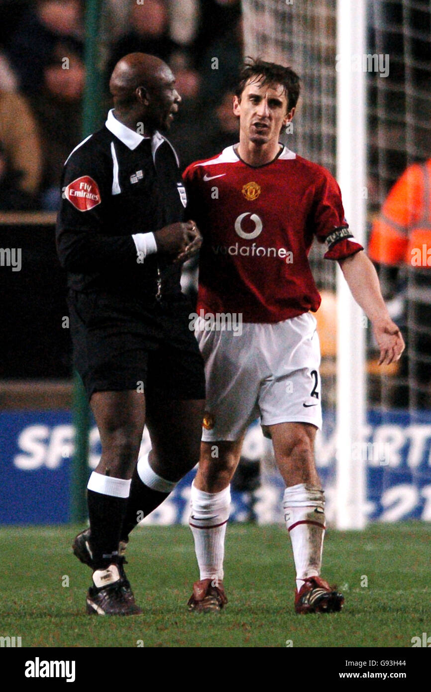 Gary Neville (r) von Manchester United argumentiert mit Schiedsrichter Uriah Rennie Stockfoto