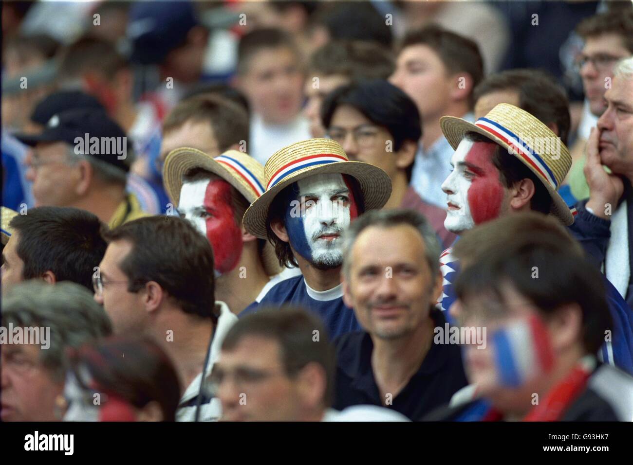 Fußball - Weltmeisterschaft Frankreich 98 - Gruppe C - Frankreich gegen Saudi-Arabien. Frankreich Fans in Strohboatern Stockfoto