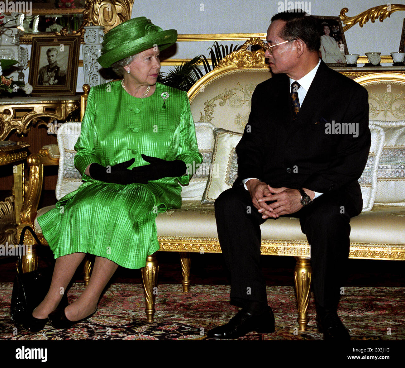 Königin Elizabeth II. Chattet mit dem König von Thailand nach ihrer Ankunft in Bangkok zu einem Staatsbesuch. Stockfoto