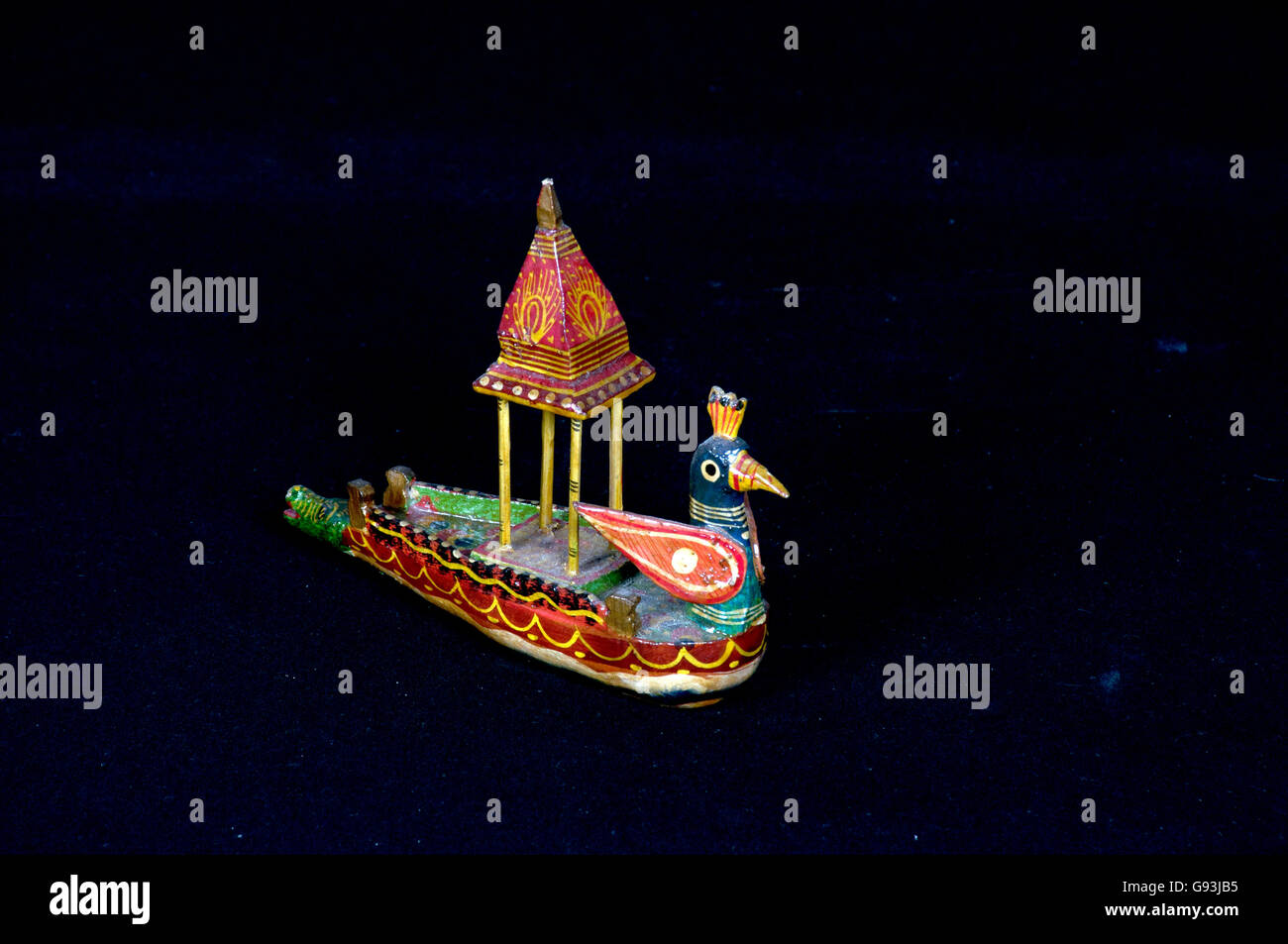 Peacock Form Boot, von Holz und Farbe von Varanasi, U P, Indien gemacht. Als Spielzeug und Prunkstück verwendet. Stockfoto