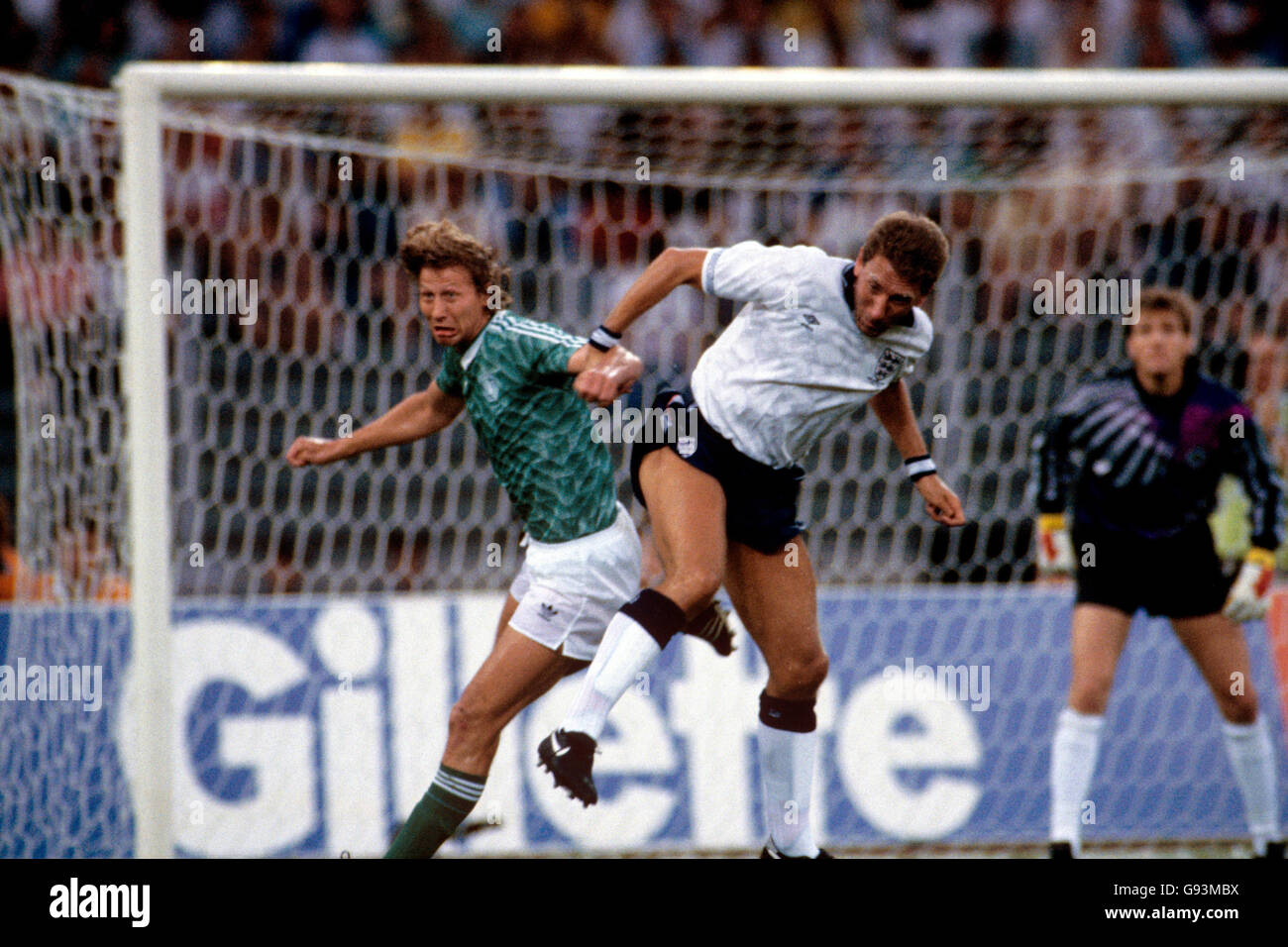 Fußball - WM Italia 1990 - Halbfinale - Westdeutschland gegen England - Stadio Delle Alpi. Guido Buchwald (l) aus Westdeutschland verwechselt sich mit Terry Butcher aus England (r) Stockfoto