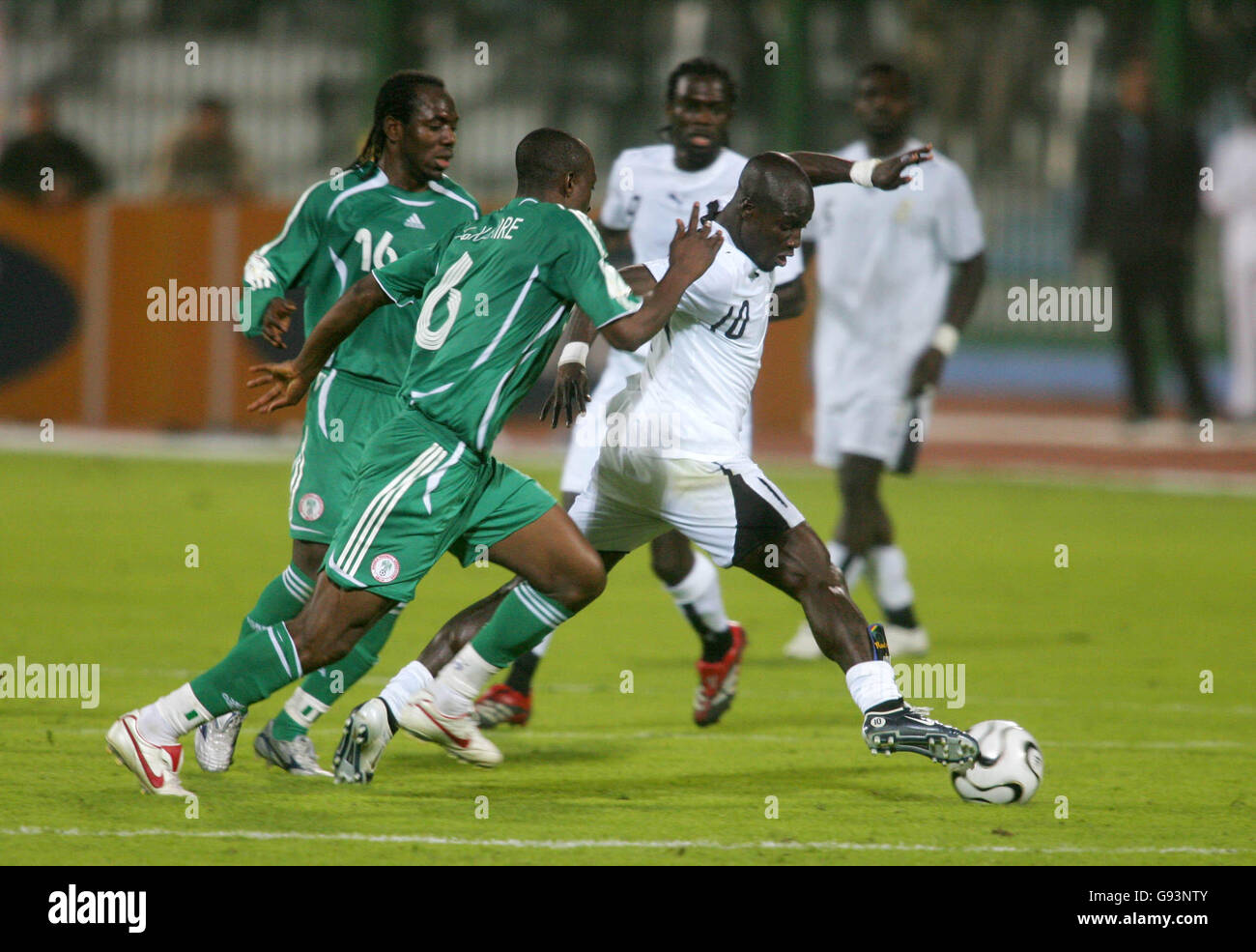 Der nigerianische Joseph Enakarhie und der ghanaische Stephen Appiah kämpfen um die Ball Stockfoto