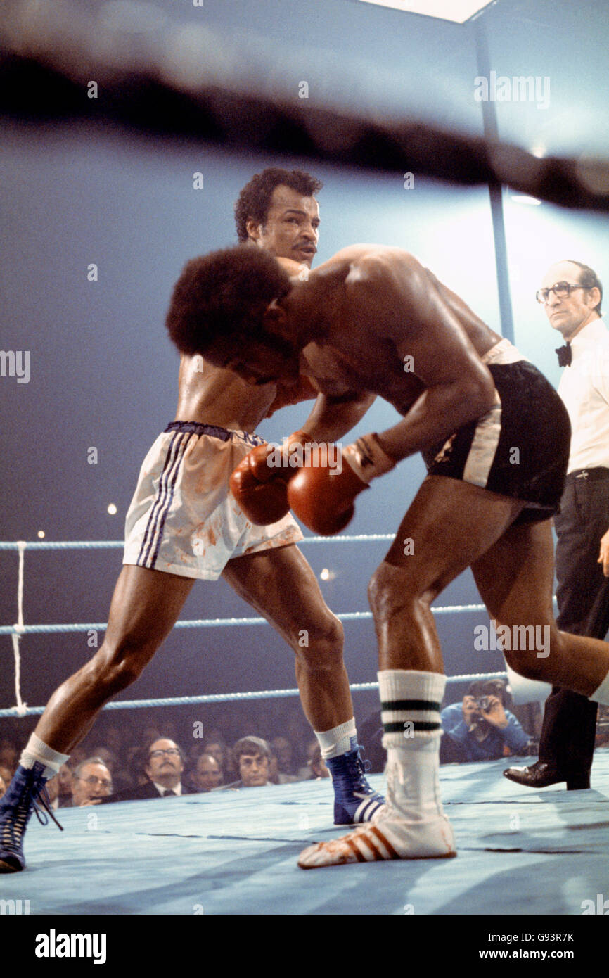 John Conteh (rechts) im Einsatz und verteidigte seinen Weltmeistertitel Stockfoto
