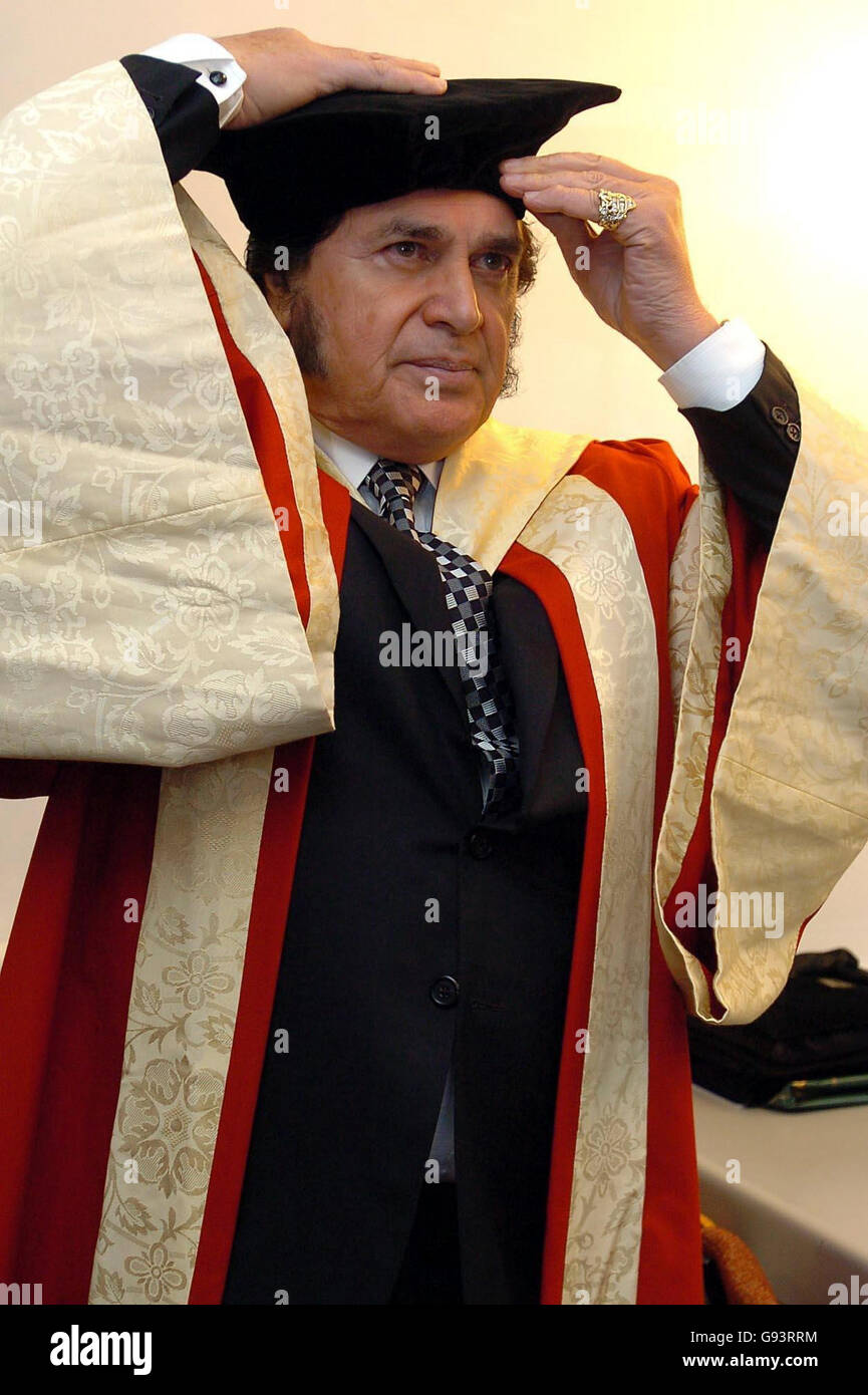 Engelbert Humperdinck im Robing Room, bevor er am Freitag, den 27. Januar 2006, den Ehrendoktortitel für Musik in der De Montfort Hall der Leicester University erhielt. Engelbert Humperdinck erhält den Ehrendoktortitel für seine unermüdliche Wohltätigkeitsarbeit und seine Verdienste um seine Heimatstadt Leicester. Siehe PA Story SHOWBIZ Engelbert. PRESSEVERBAND Foto-Kredit sollte lauten: Chris Radburn/PA. Stockfoto