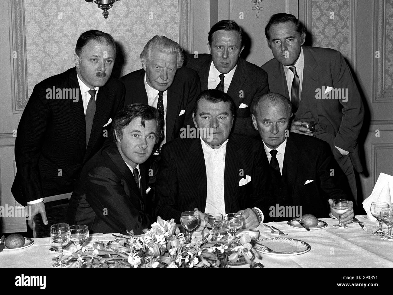 Nach zehn Jahren wieder zusammen, die großen Eisenbahnräuber. Sie hatten sich seit ihrer Verhaftung am Ende des Films nicht mehr als Gruppe gesehen. (Zurück, L-R): Richard Attenborough, Roger Livesey, Norman Bird und Terrence Alexander. (Vorne, L-R): Bryan Forbes, Jack Hawkins und Nigel Nigel Patrick. Stockfoto