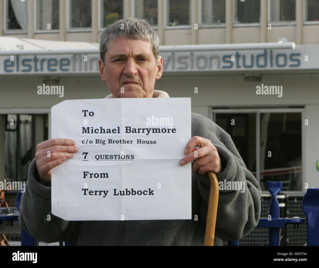 Terry Lubbock, der Vater des im Schwimmbad von Michael Barrymore gefundenen Mannes, hält einen Brief an Barrymore und beschuldigt den Stern heute der "Krokodilstränen" nach dem Tod seines Sohnes. Terry Lubbocks Sohn Stuart, 31, starb im März 2001 nach einer Party im Haus des Entertainers in Essex. Barrymore, 53, wurde von der Polizei über den Tod interviewt und eine Inquest im Jahr 2002 verzeichnete ein offenes Urteil. Siehe PA Story SHOWBIZ Brother Lubbock. DRÜCKEN Sie VERBANDSFOTO. Bildnachweis sollte lauten: Tim Ockenden/PA Stockfoto