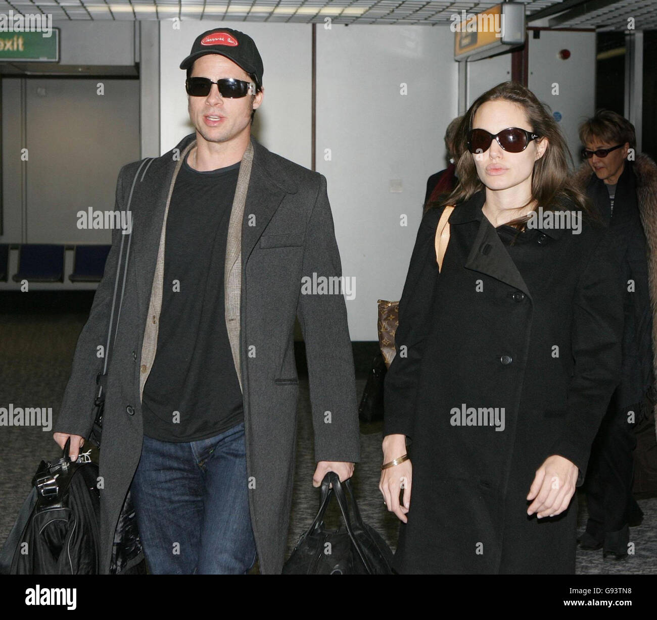 Die Hollywood-Stars Brad Pitt und Angelina Jolie am Flughafen Heathrow fliegen am Samstag, den 28. Januar 2006, von Zürich aus. Jolie, Botschafterin des guten Willens der UN-Flüchtlingsbehörde und Pitt, deren Kind sie trägt, nahmen am Weltwirtschaftsforum in Davos, Schweiz, Teil. DRÜCKEN Sie VERBANDSFOTO. Bildnachweis sollte lauten: Tim Ockenden/PA. Stockfoto